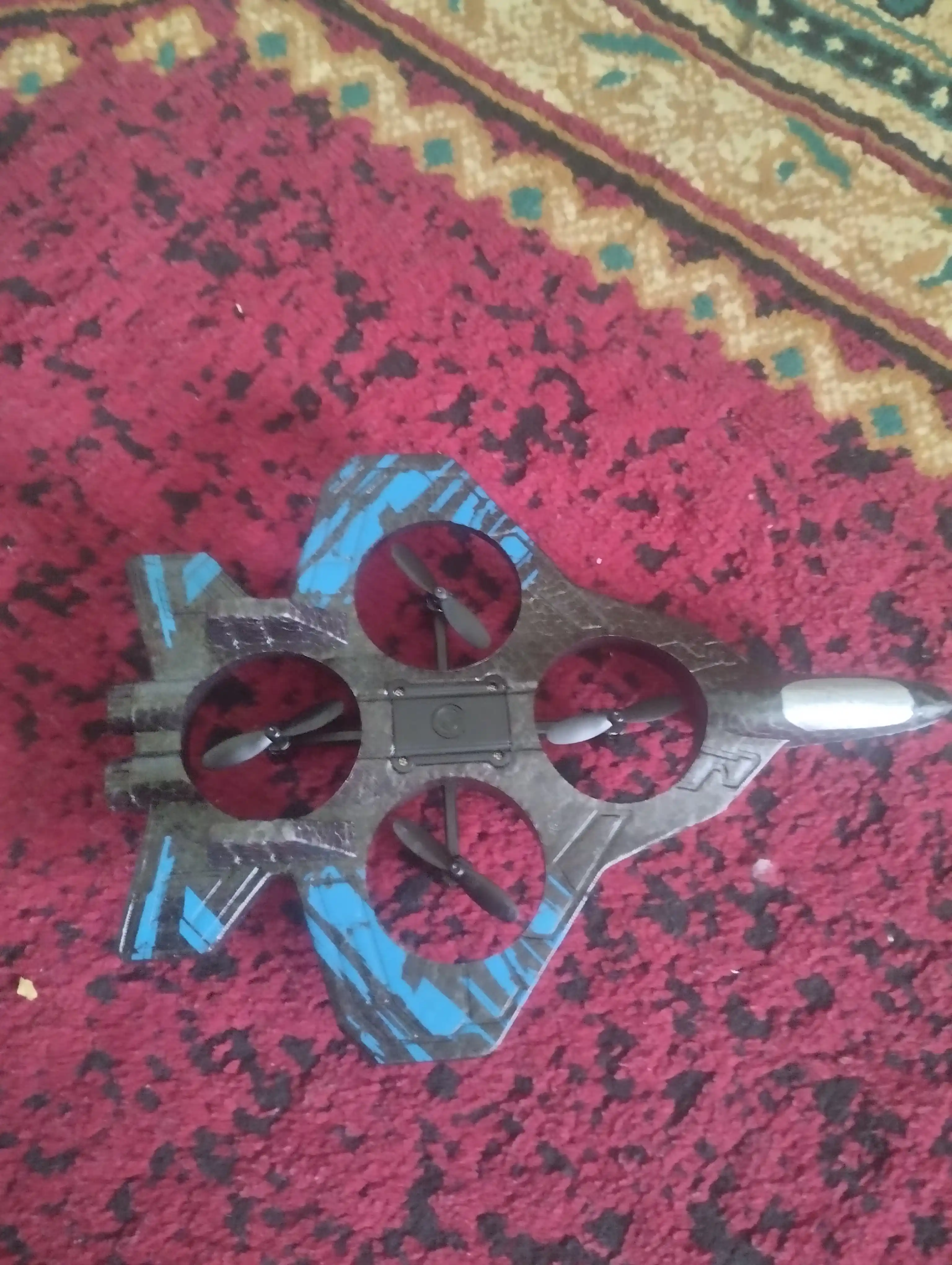 360° fokusli va yorqin RGB yoritgichli radio boshqariladigan Fighter dron samolyoti