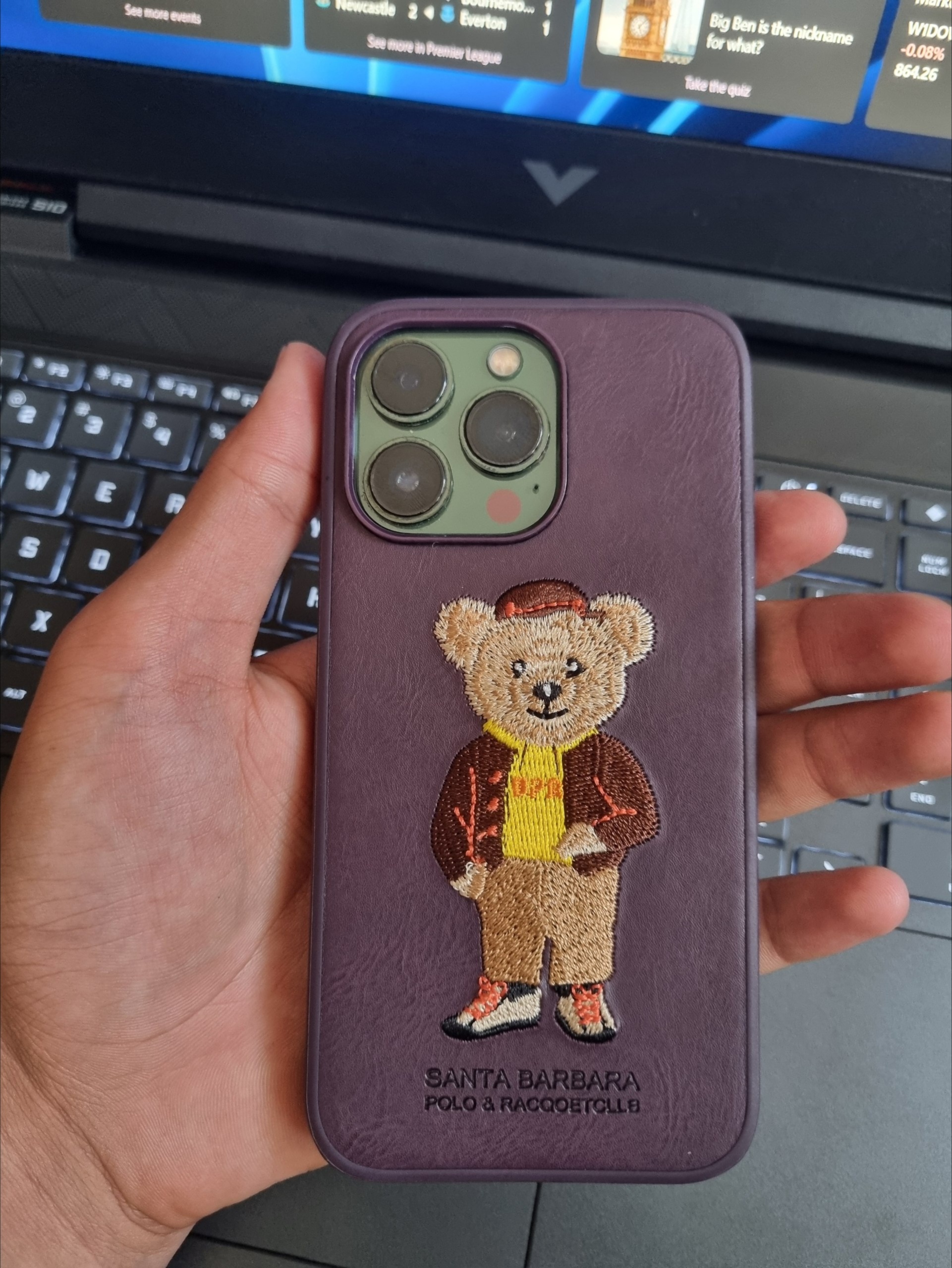IPhone 13 Pro / 13 Pro Max uchun kashta tikilgan Santa Barbara Polo charm g‘ilofi
