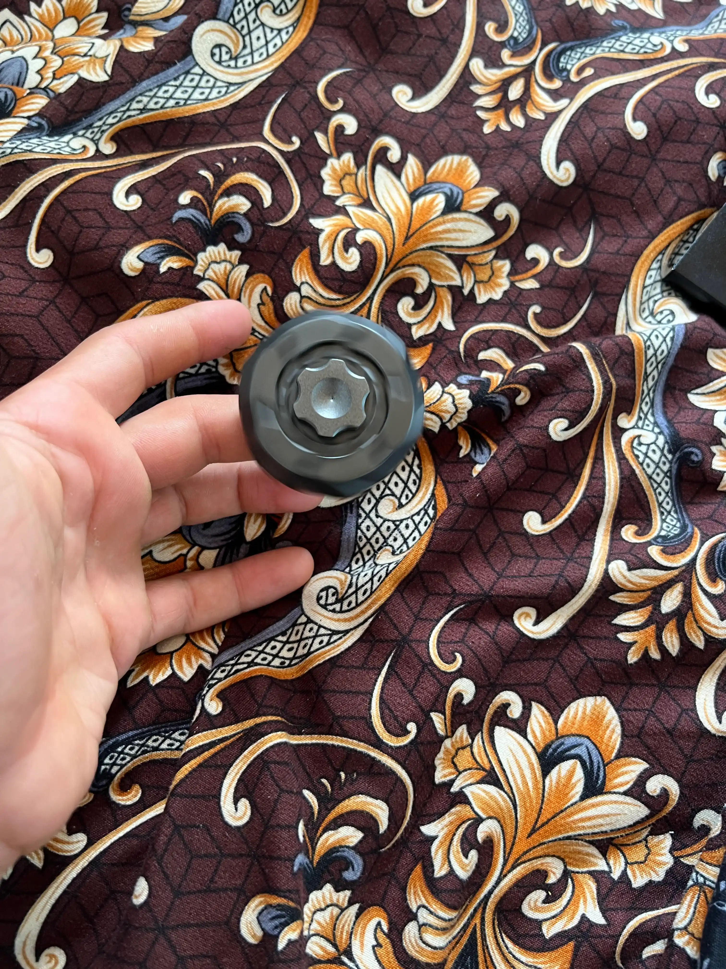 Magnitli spinner, antistress o‘yinchoq, aylanganda ochiladi
