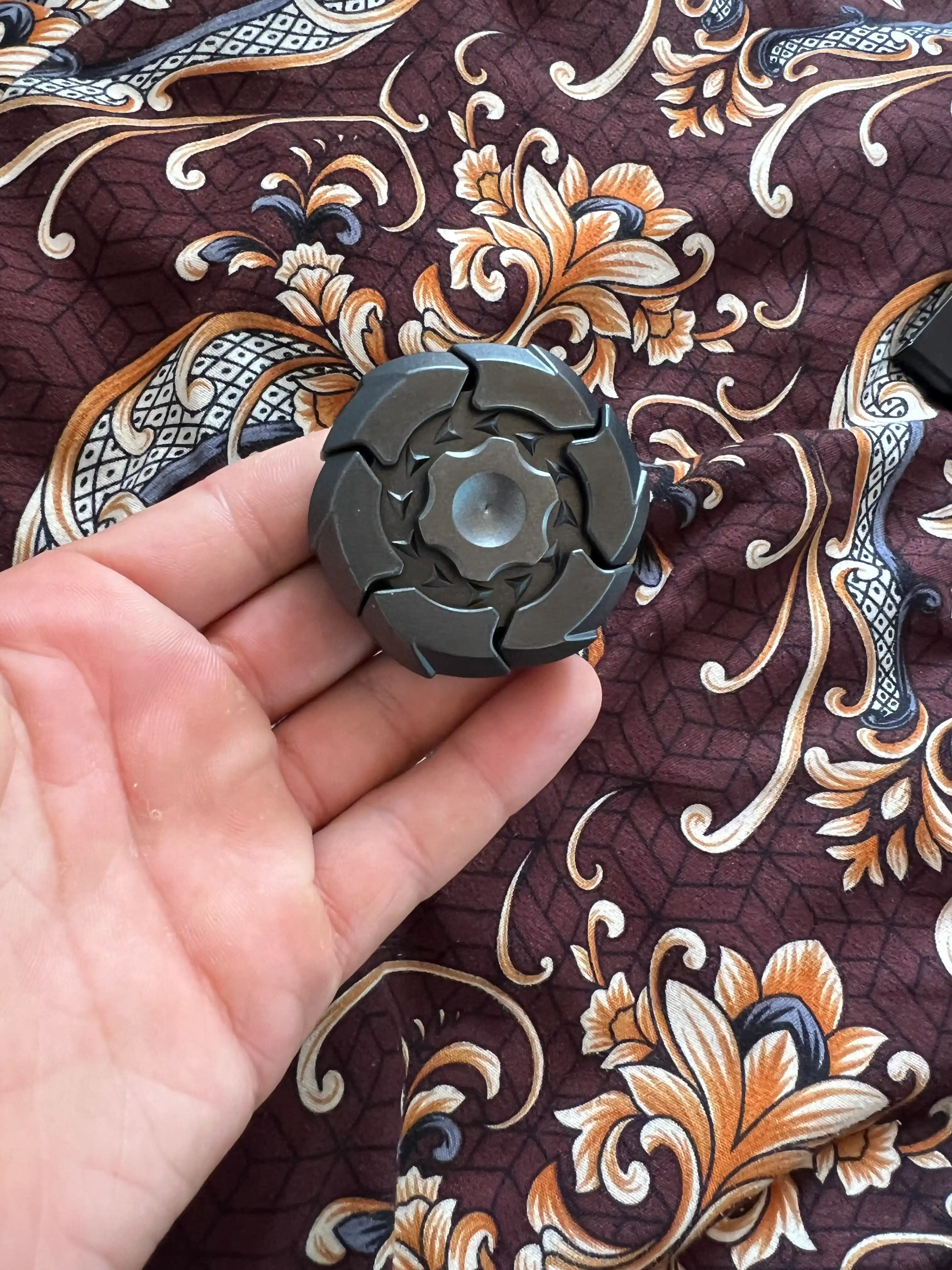 Magnitli spinner, antistress o‘yinchoq, aylanganda ochiladi