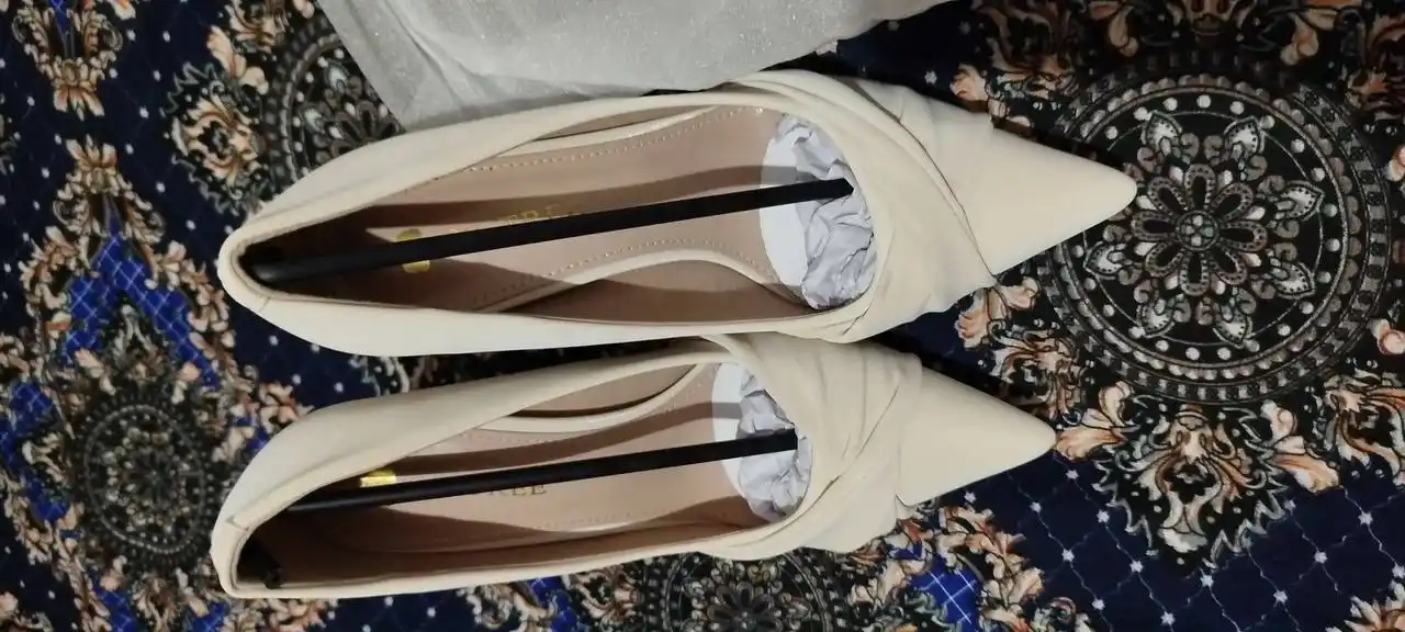 Ayollar tuflisi, baland poshnali klassik tufli, uchli burunli, to‘y va bayram uchun