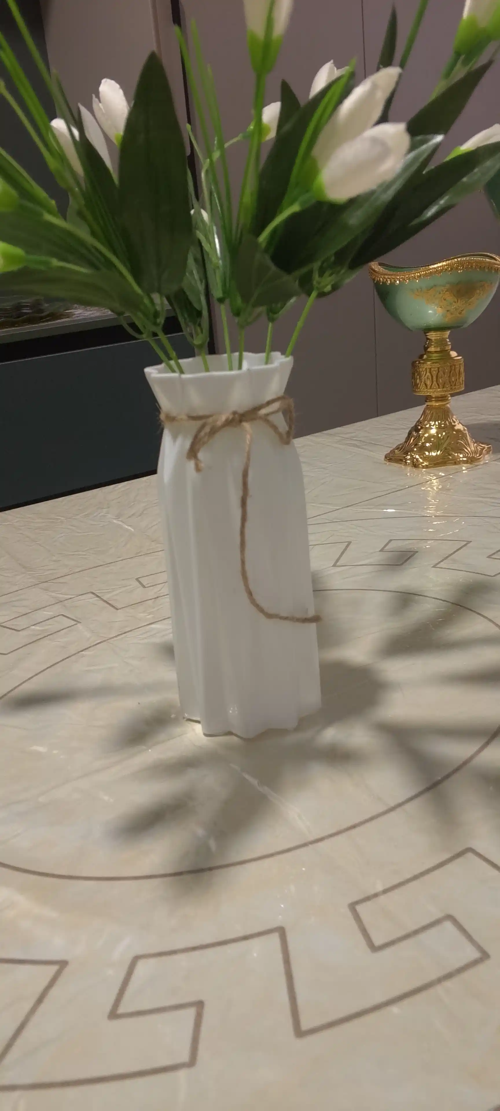 Tabiiy va sun’iy gullar uchun guldon vaza, plastik, kauchuk va plastmassa materiallardan