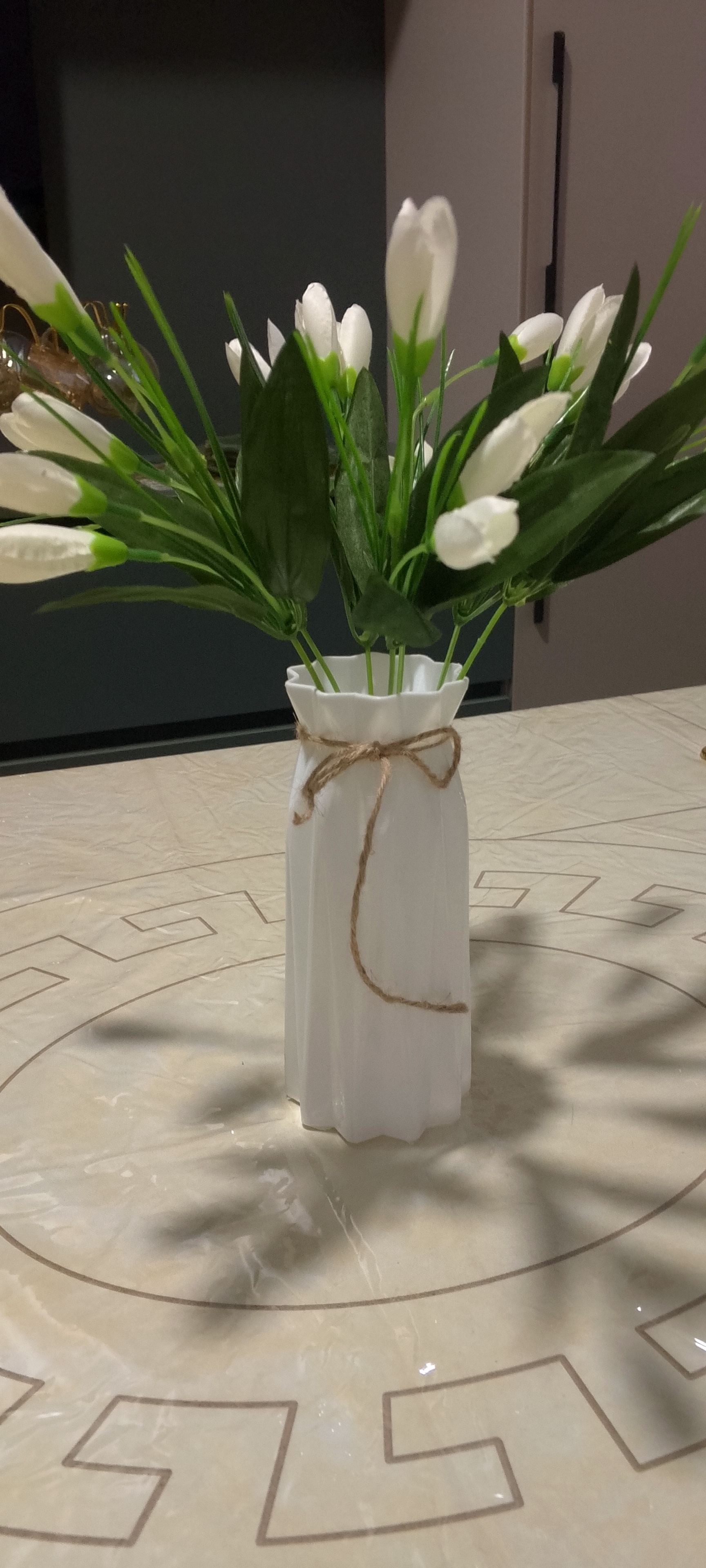 Tabiiy va sun’iy gullar uchun guldon vaza, plastik, kauchuk va plastmassa materiallardan