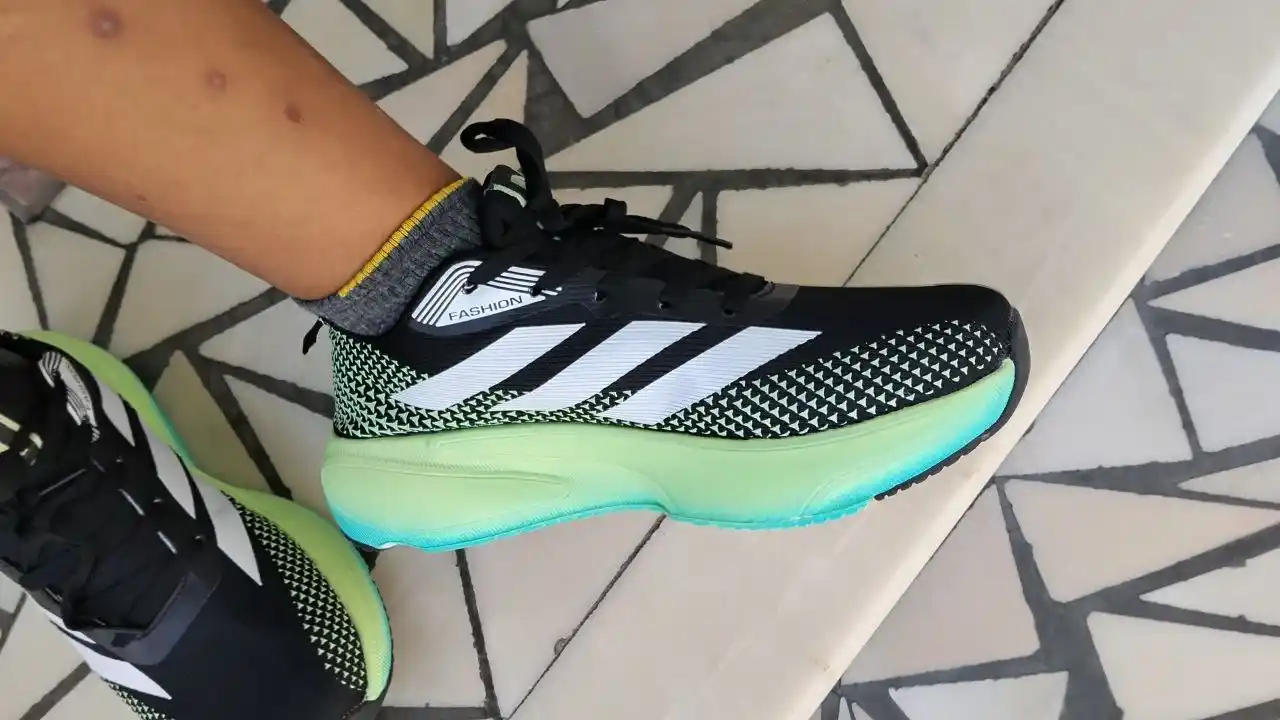 Erkaklar sport krossovkasi, yugurish va sayr uchun yengil va qulay oyoq kiyim