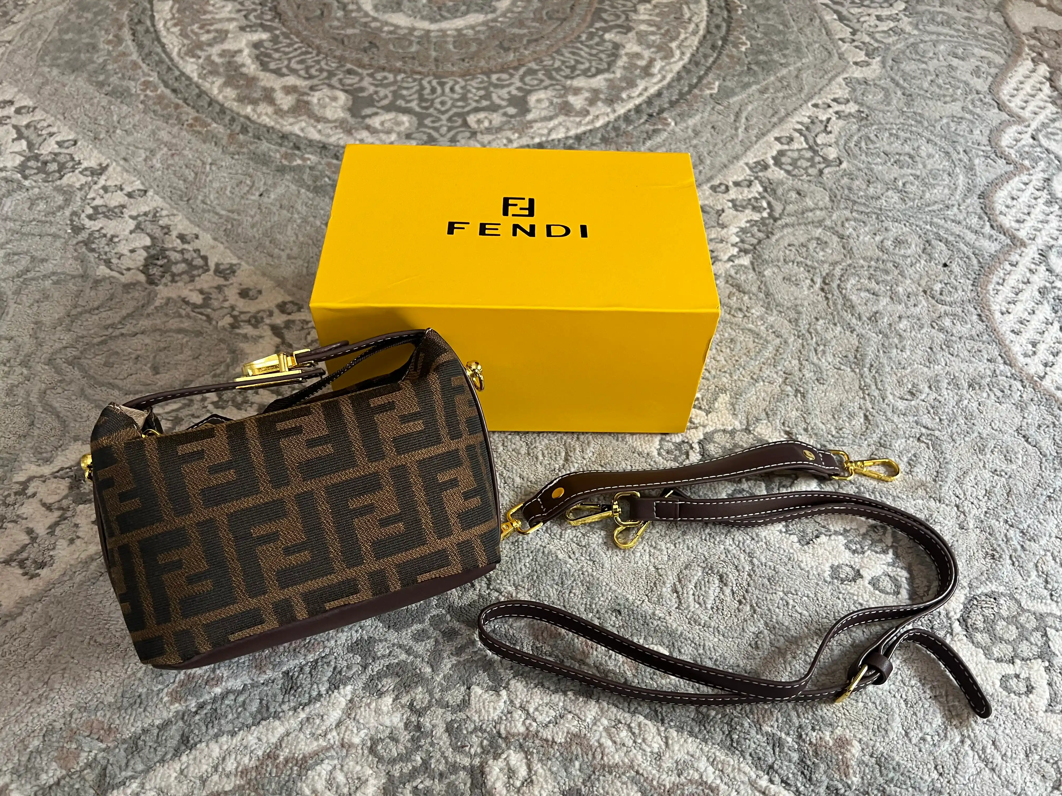 Ayollar sumkasi - FENDI ROMA modeli, yelka orqali, + sovg‘a qutisi, hujjatlar uchun