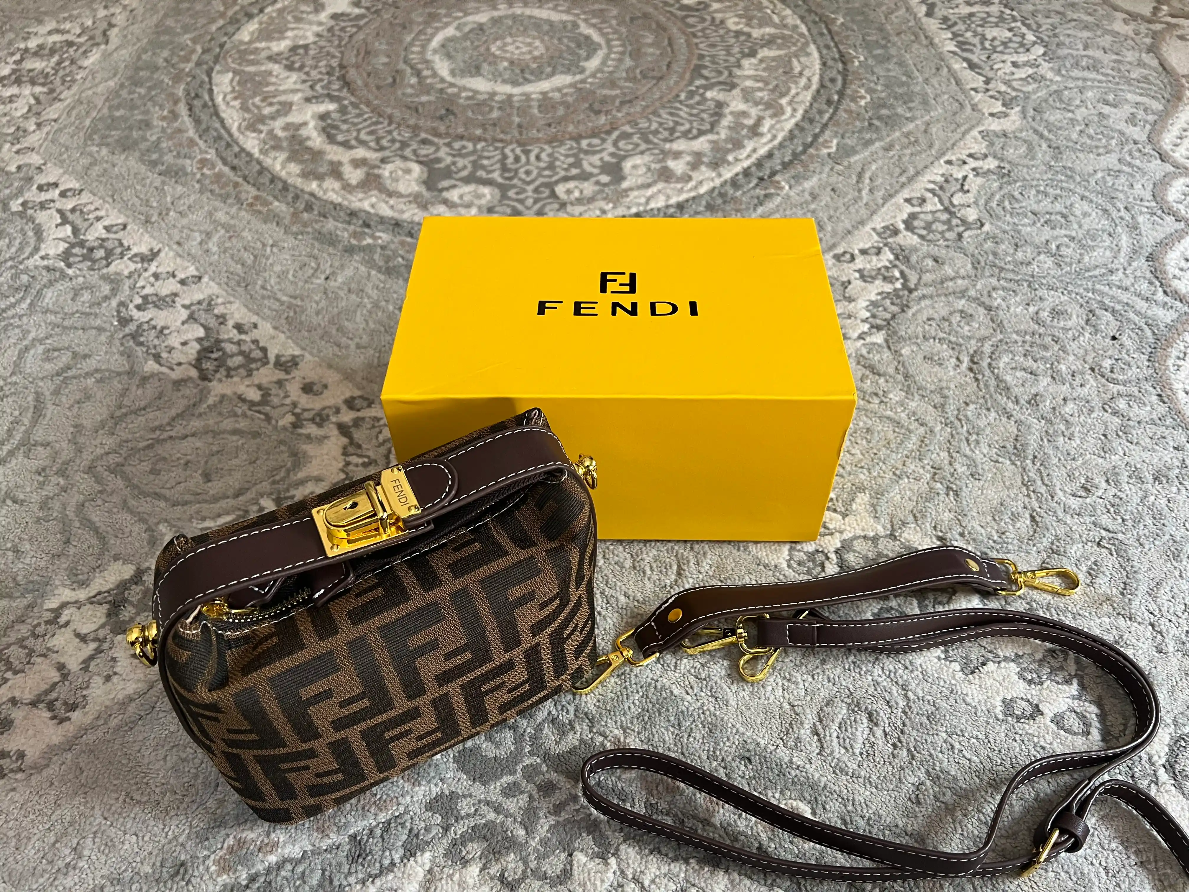 Ayollar sumkasi - FENDI ROMA modeli, yelka orqali, + sovg‘a qutisi, hujjatlar uchun
