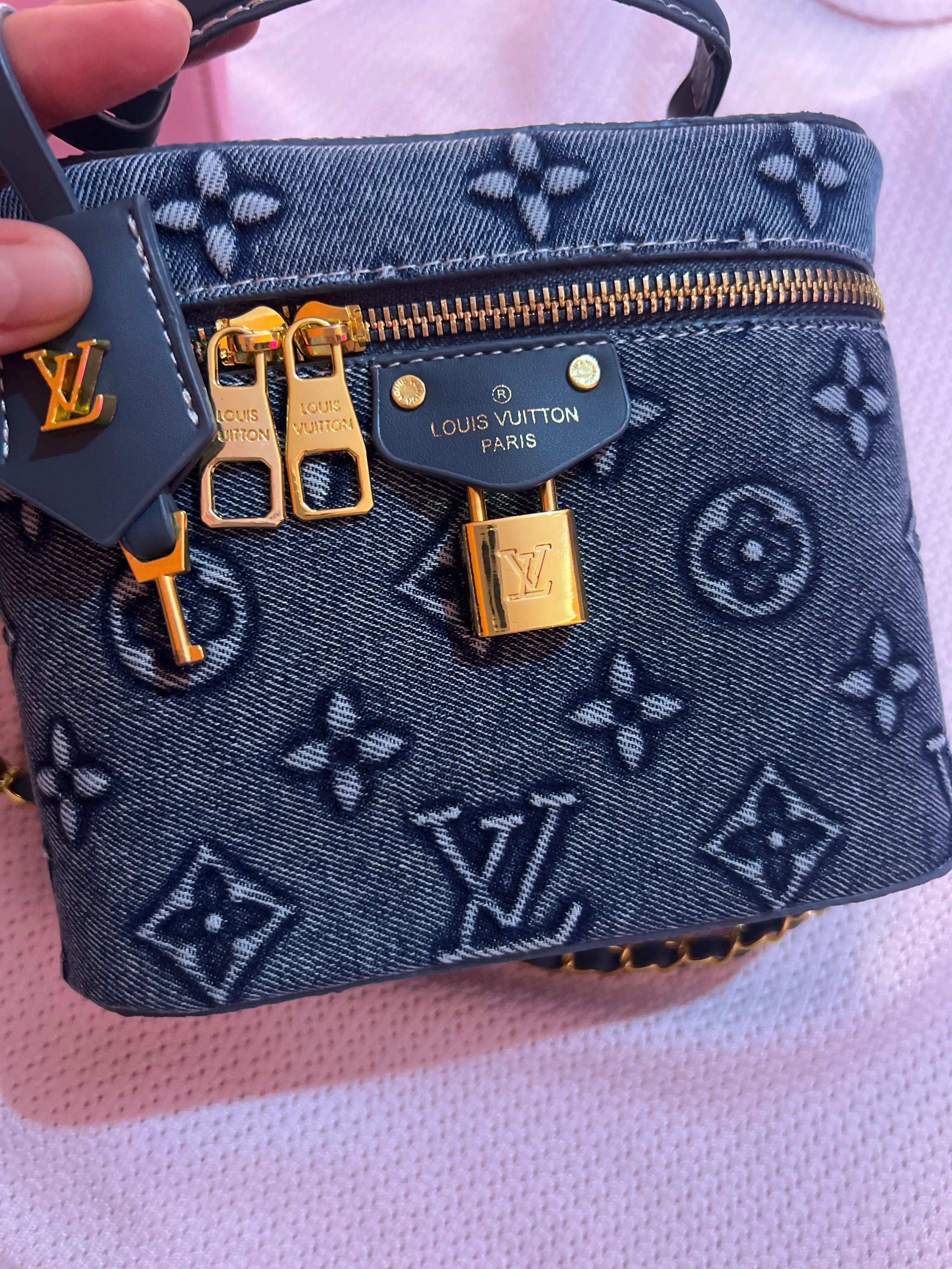 Ayollar uchun sumka Louis Vuitton uslubida, cross-body
