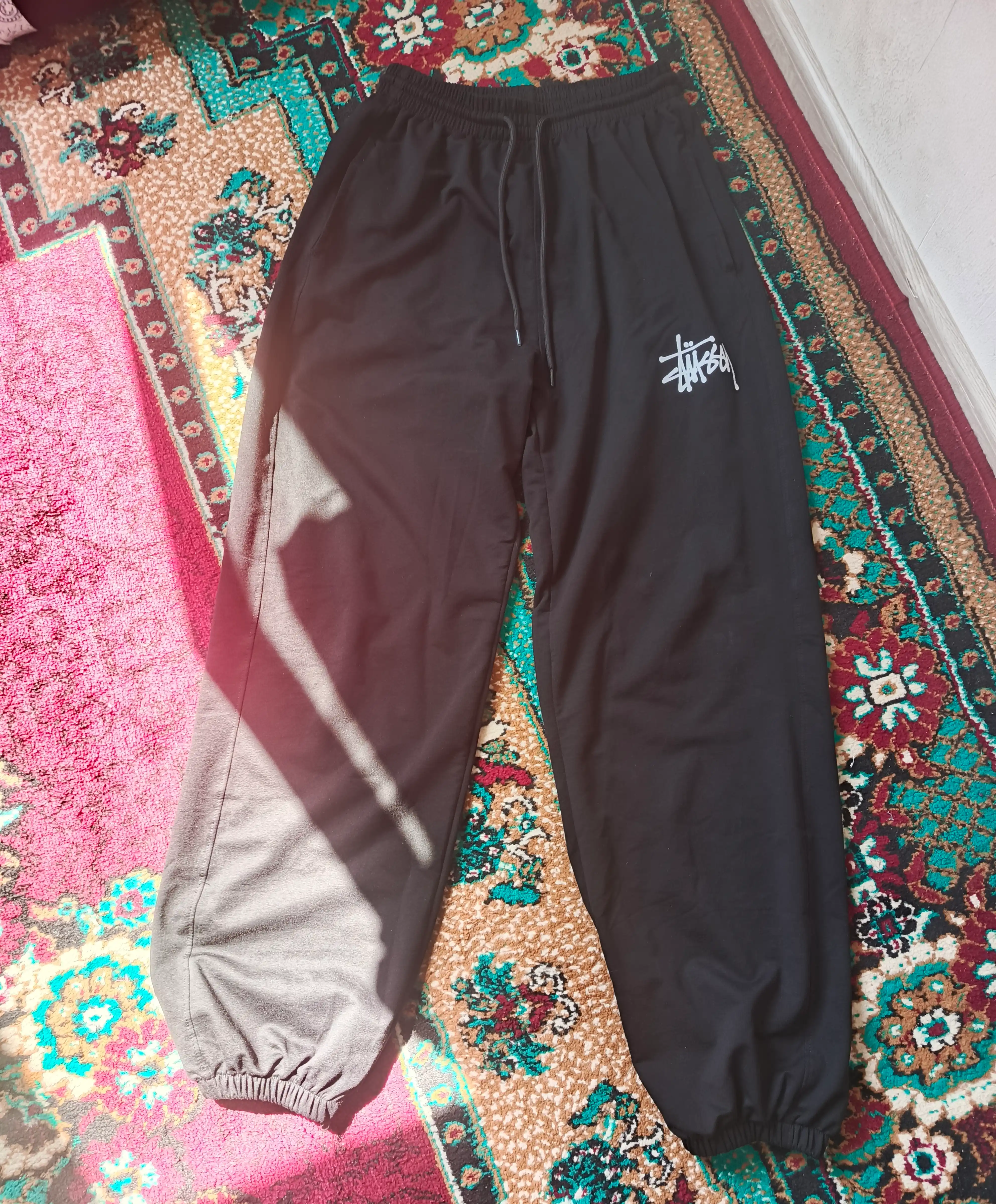 Sport shimlari erkaklar uchun, katta o‘lchamli, keng, Stussy triko, qora va kulrang