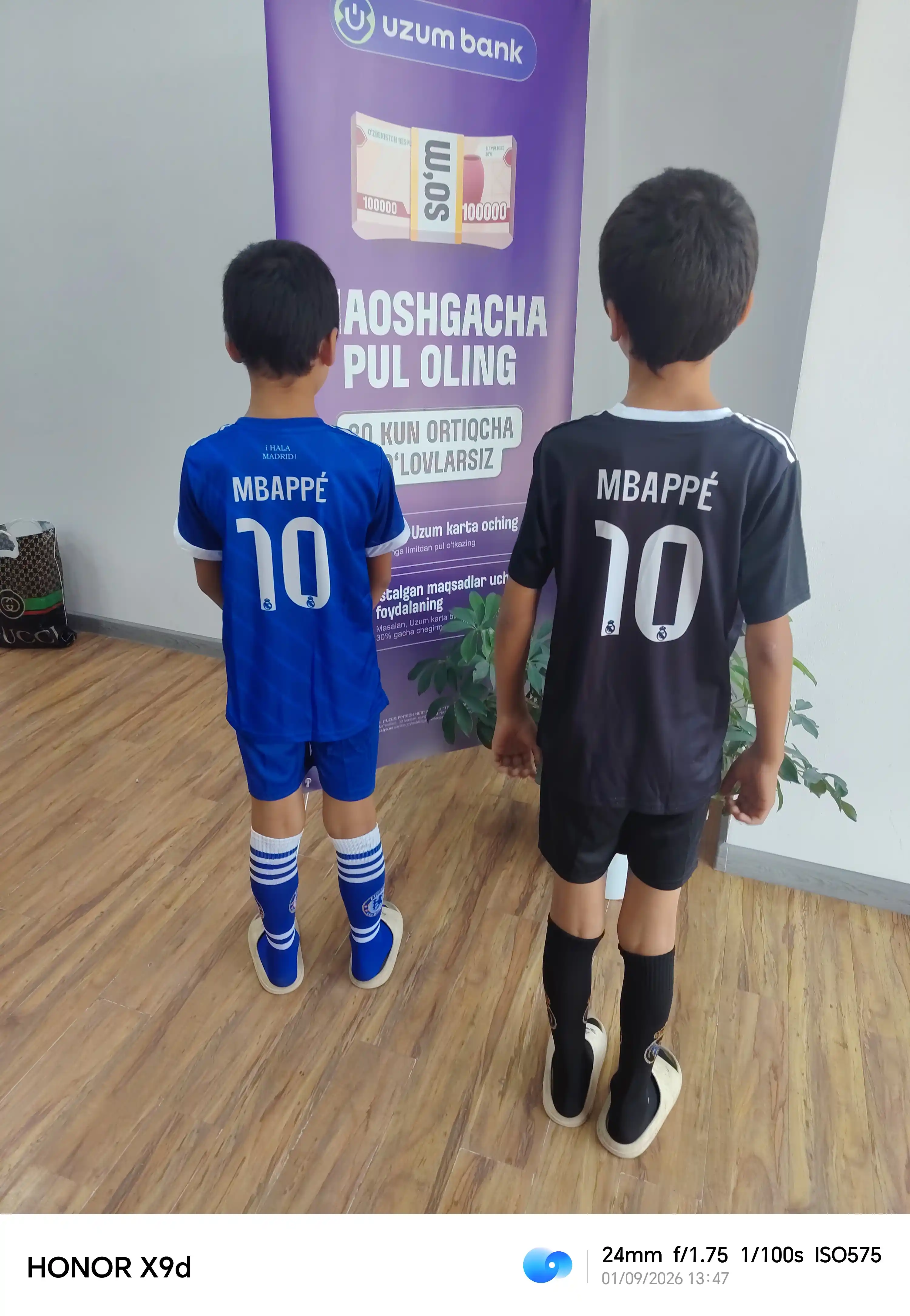 Mbappe, Lamin Yamal, Ronaldo va Husanov tasvirlangan bolalar futbolkalari