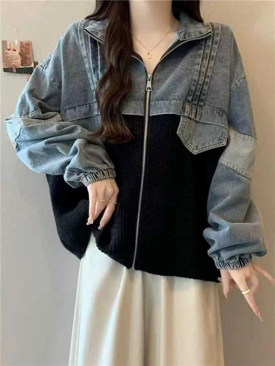 Ayollar uchun denim jinsi kurtka — oversize, qora trikotajli, fermuarli - 