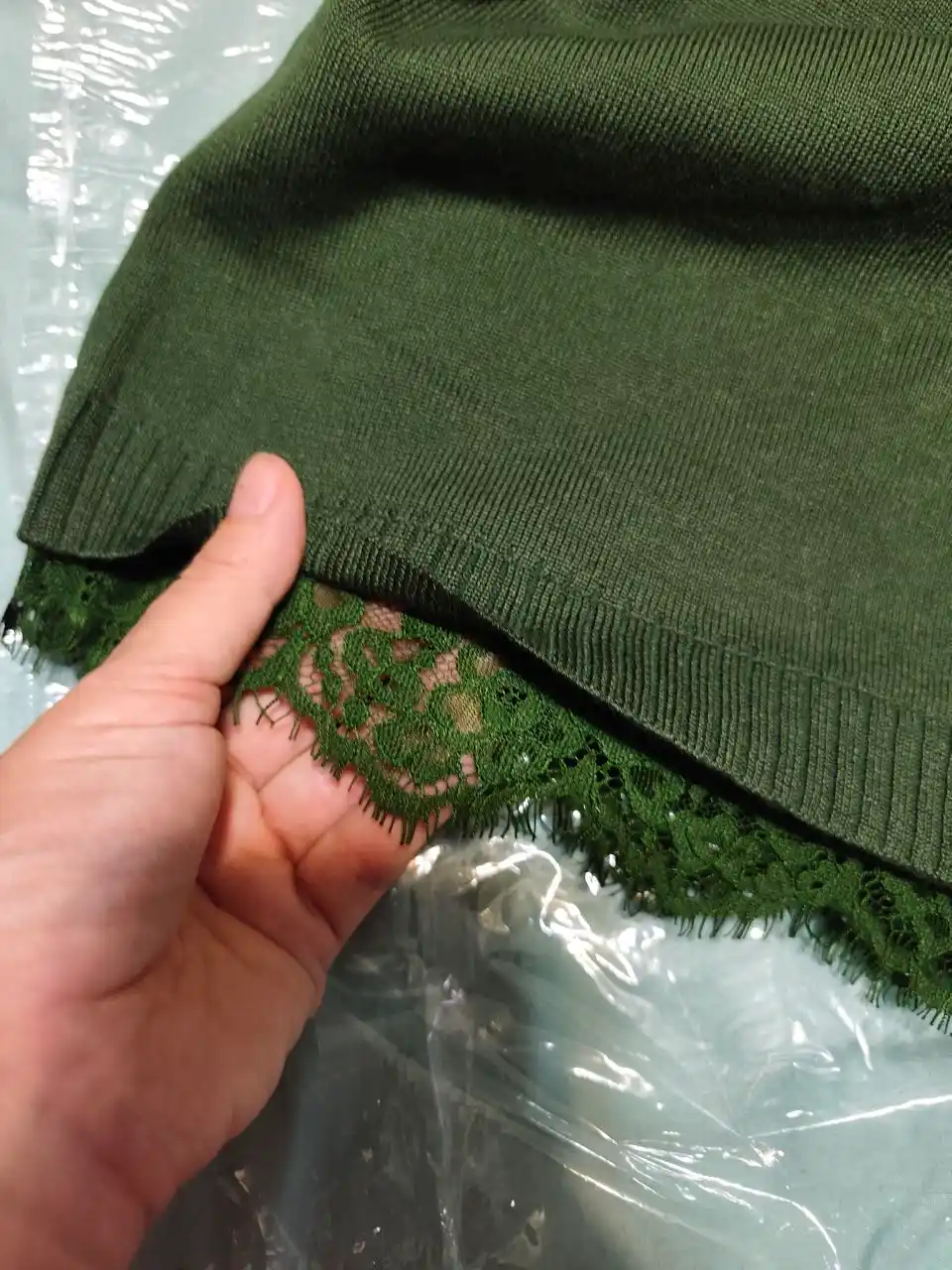 Ayollar uchun trikotaj ko‘ylak, kamarli, krujeva etakli