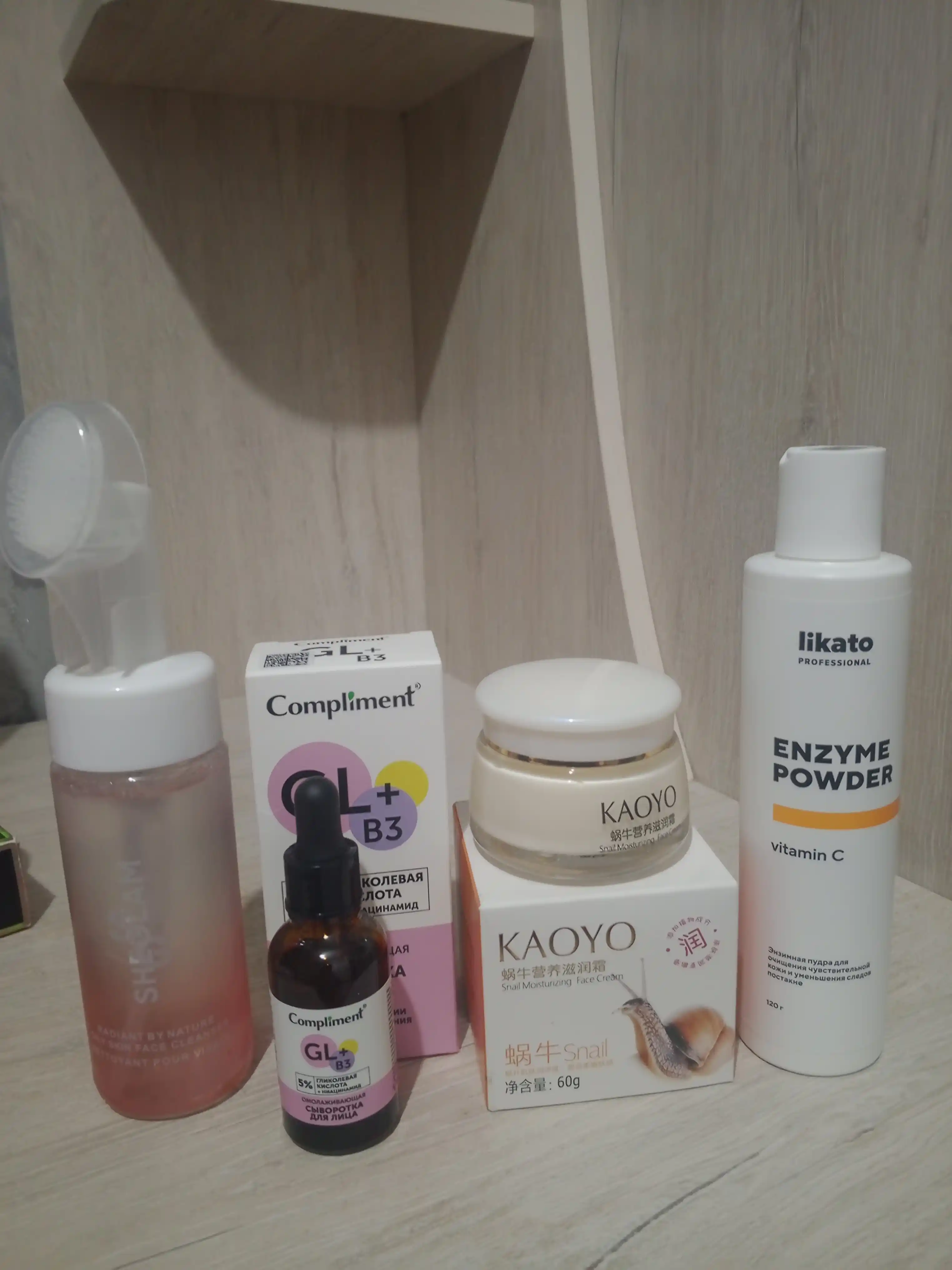 Cho'tka bilan tozalovchi ko'pik, yuz uchun namlovchi va tozalovchi penka, 150 ml