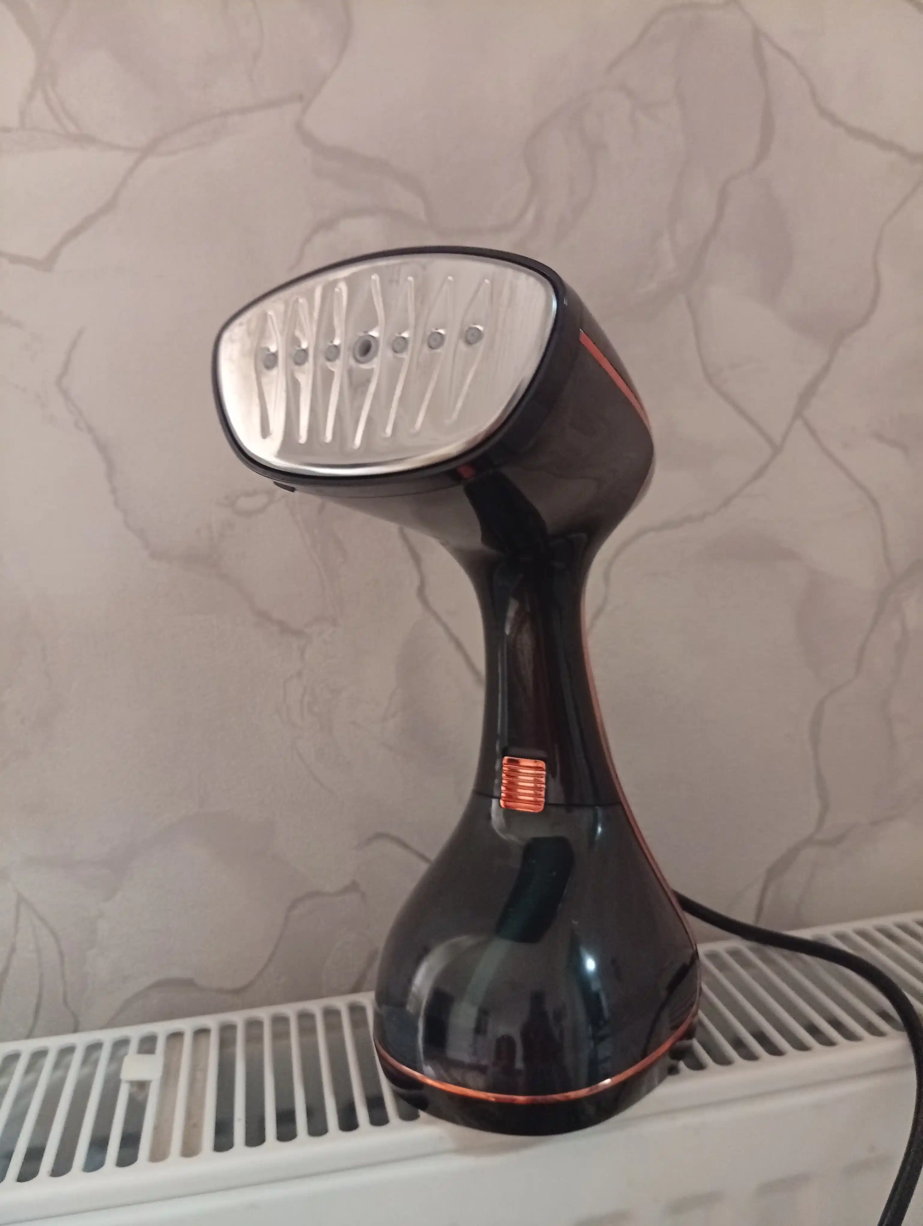 Bug‘li dazmol Dovel X6, 2000W, 360 ml, vertikal kiyim va parda uchun steamer