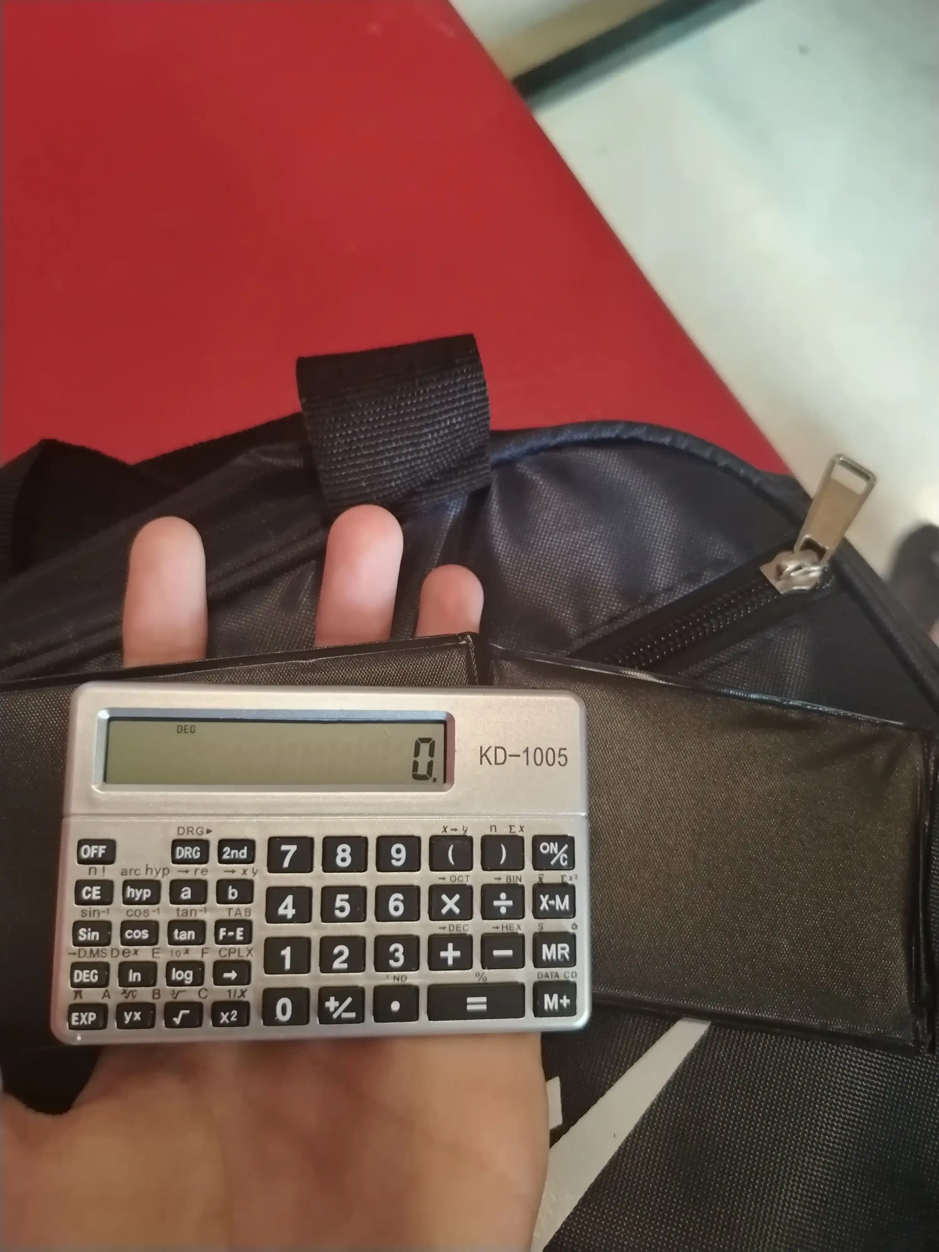 Cho'ntak kalkulyatori quti bilan abituriyentlar uchun
