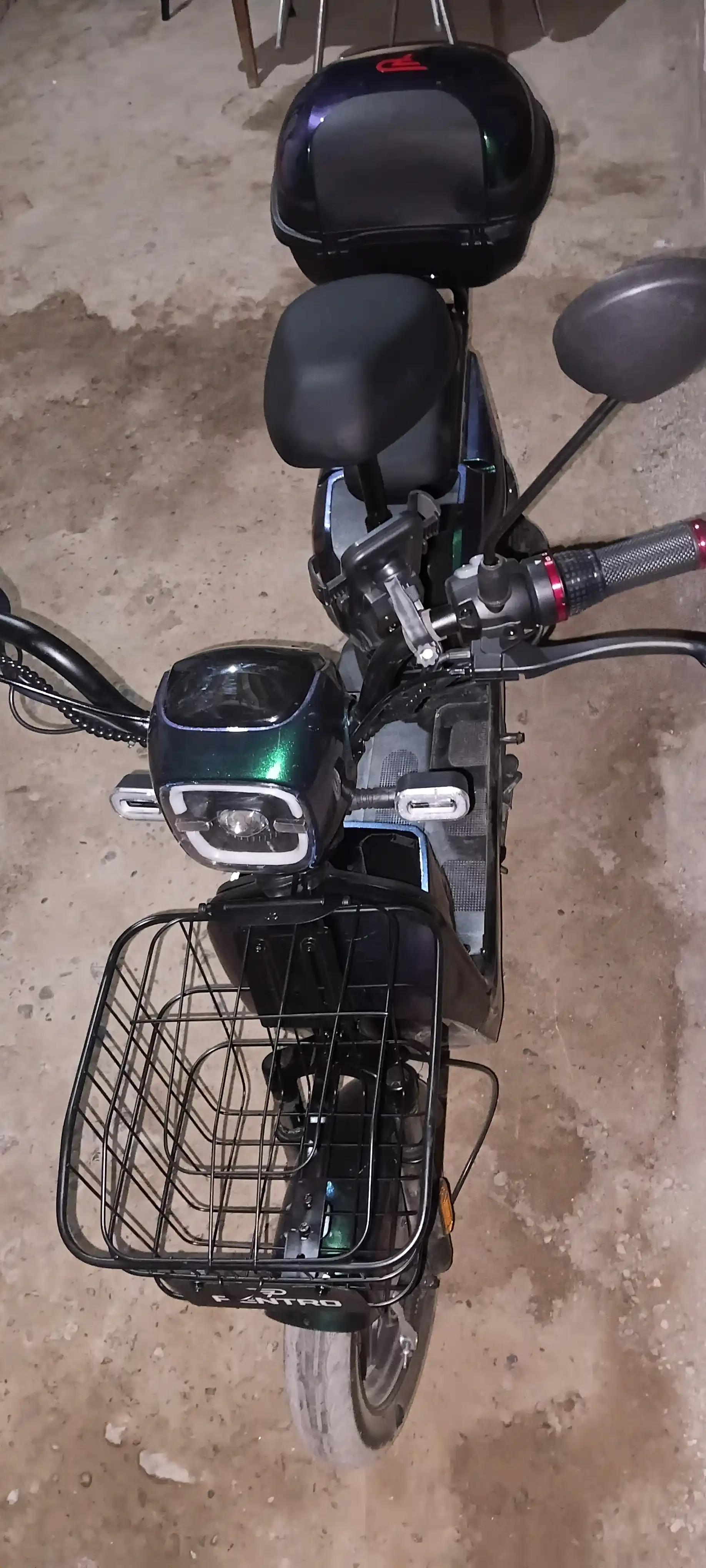 R14 elektroskuteri, 48V 20Ah akkumulyator, 240W motor, 25 km/soatgacha, pult bilan