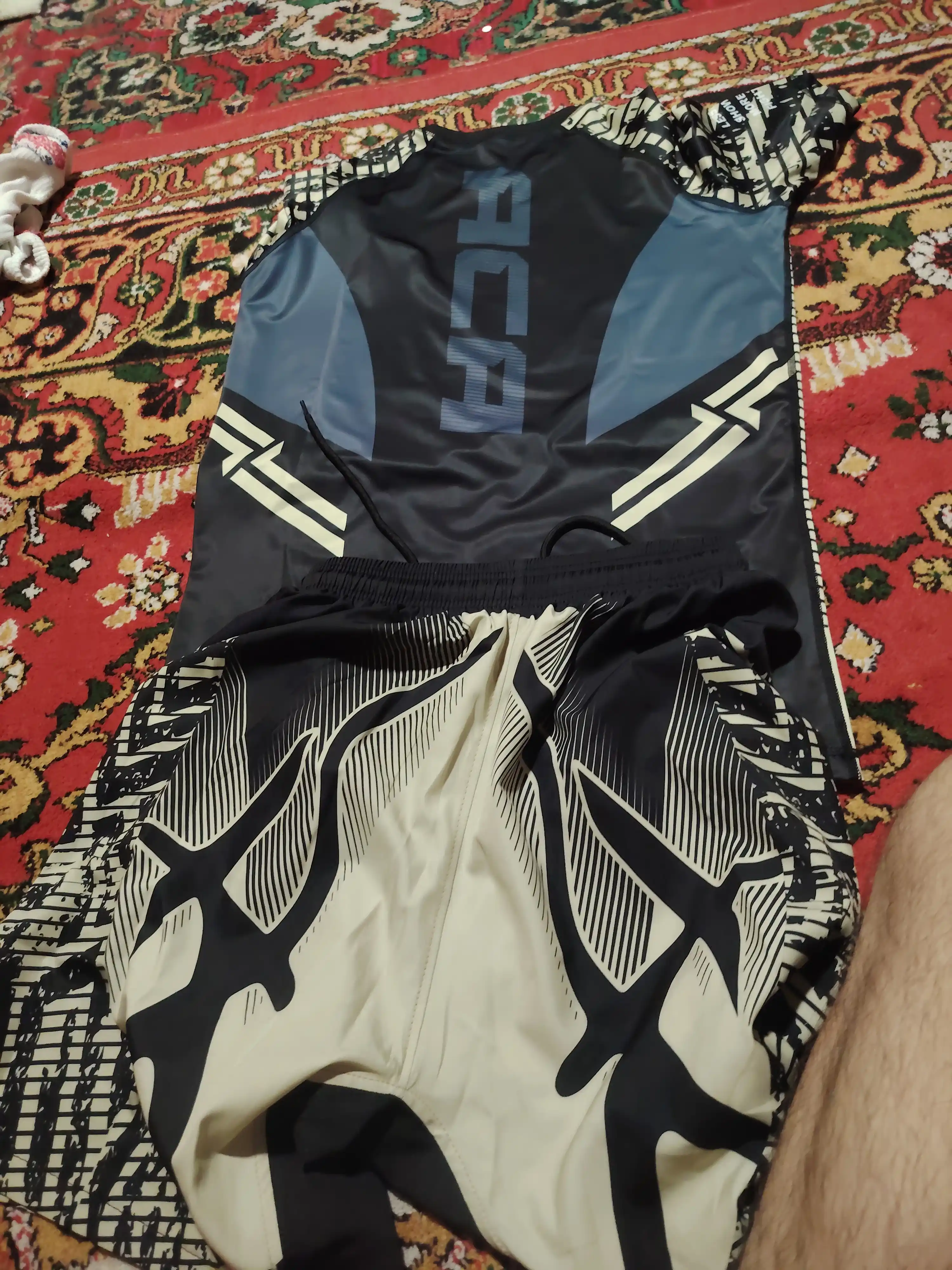 UFC sport kiyimi, MMA sport kiyimi, greppling, sport futbolkasi va shortigi