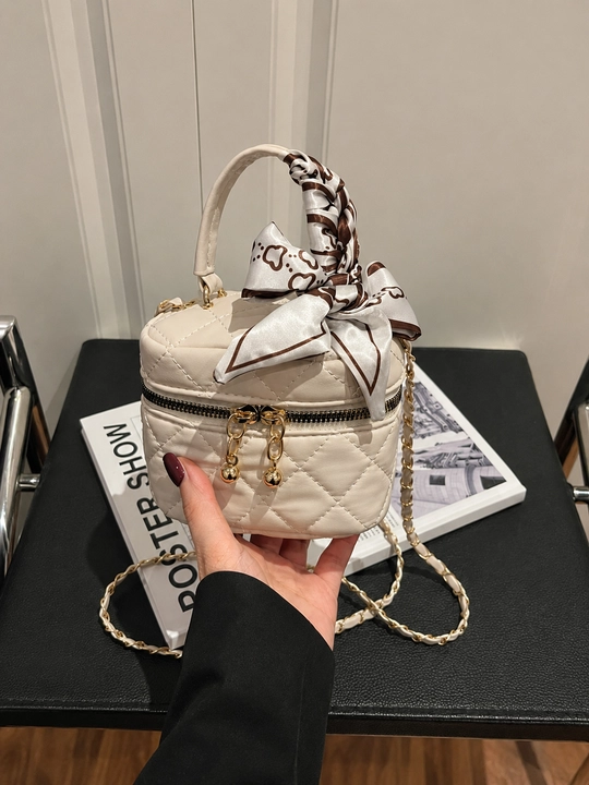 Ayollar uchun mini sumka, yelkaga taqiladigan krossbodi, eko-charm, Chanel uslubida