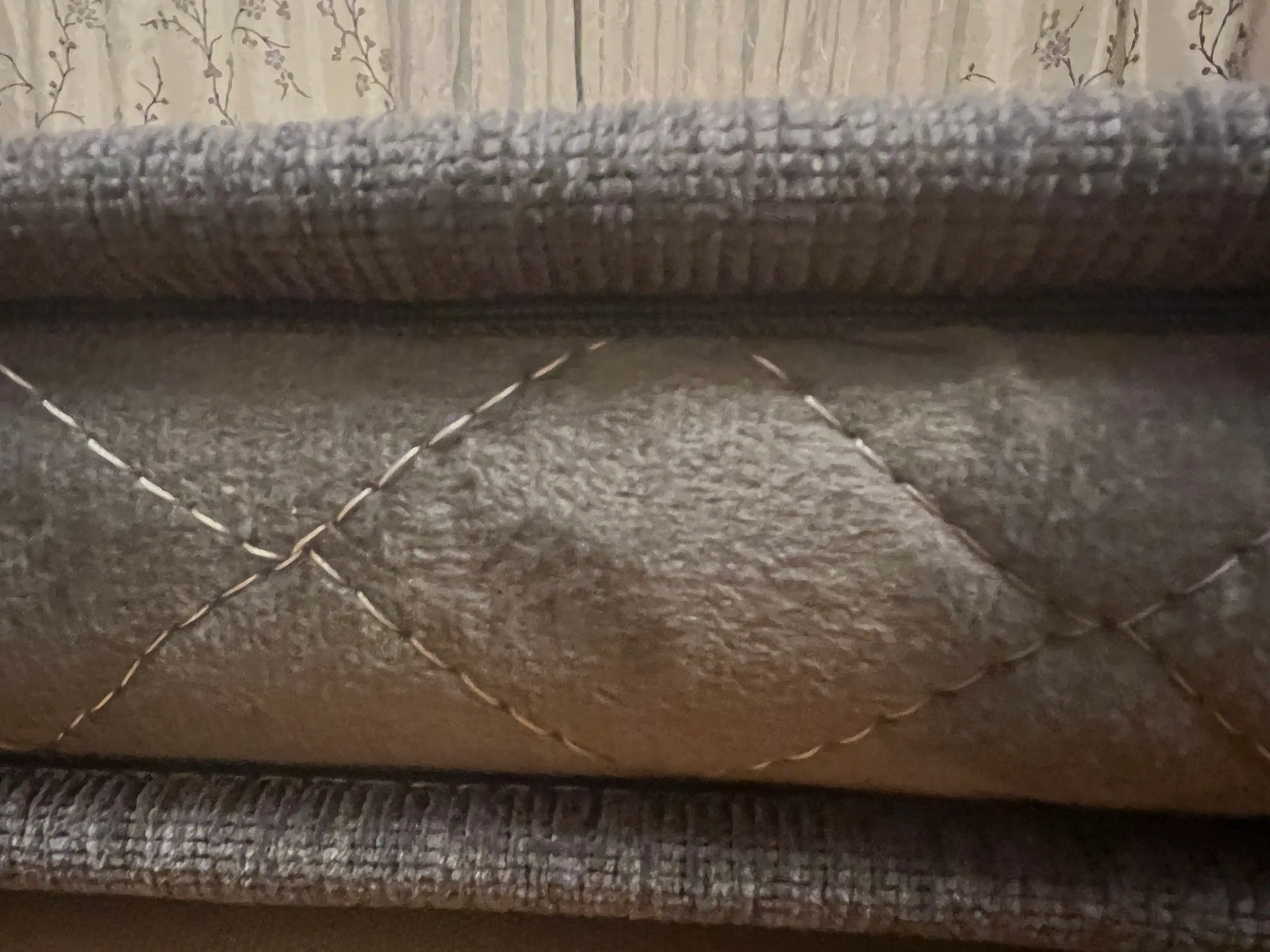 Matras va divan uchun topper, uyquni yaxshilaydi, notekisliklarni bartaraf etadi