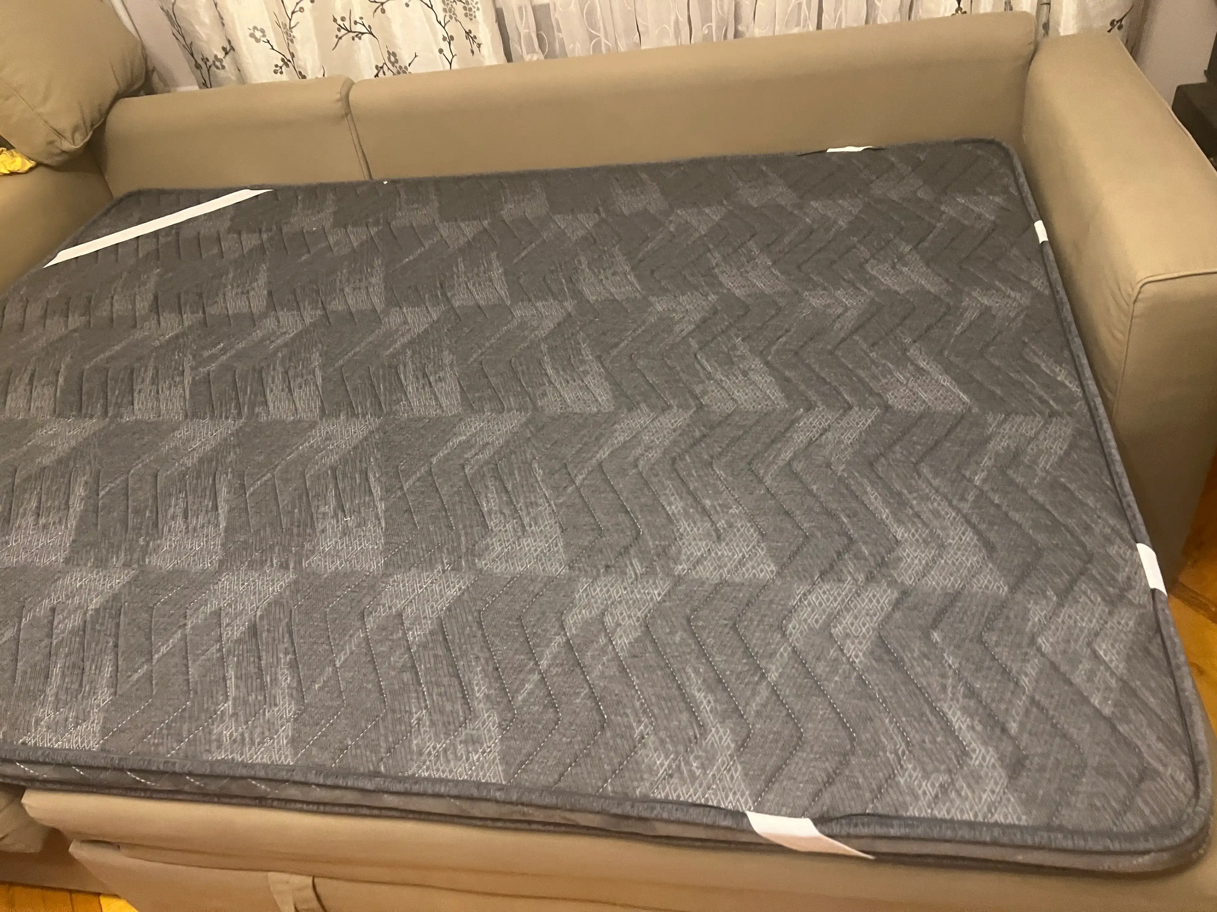 Matras va divan uchun topper, uyquni yaxshilaydi, notekisliklarni bartaraf etadi