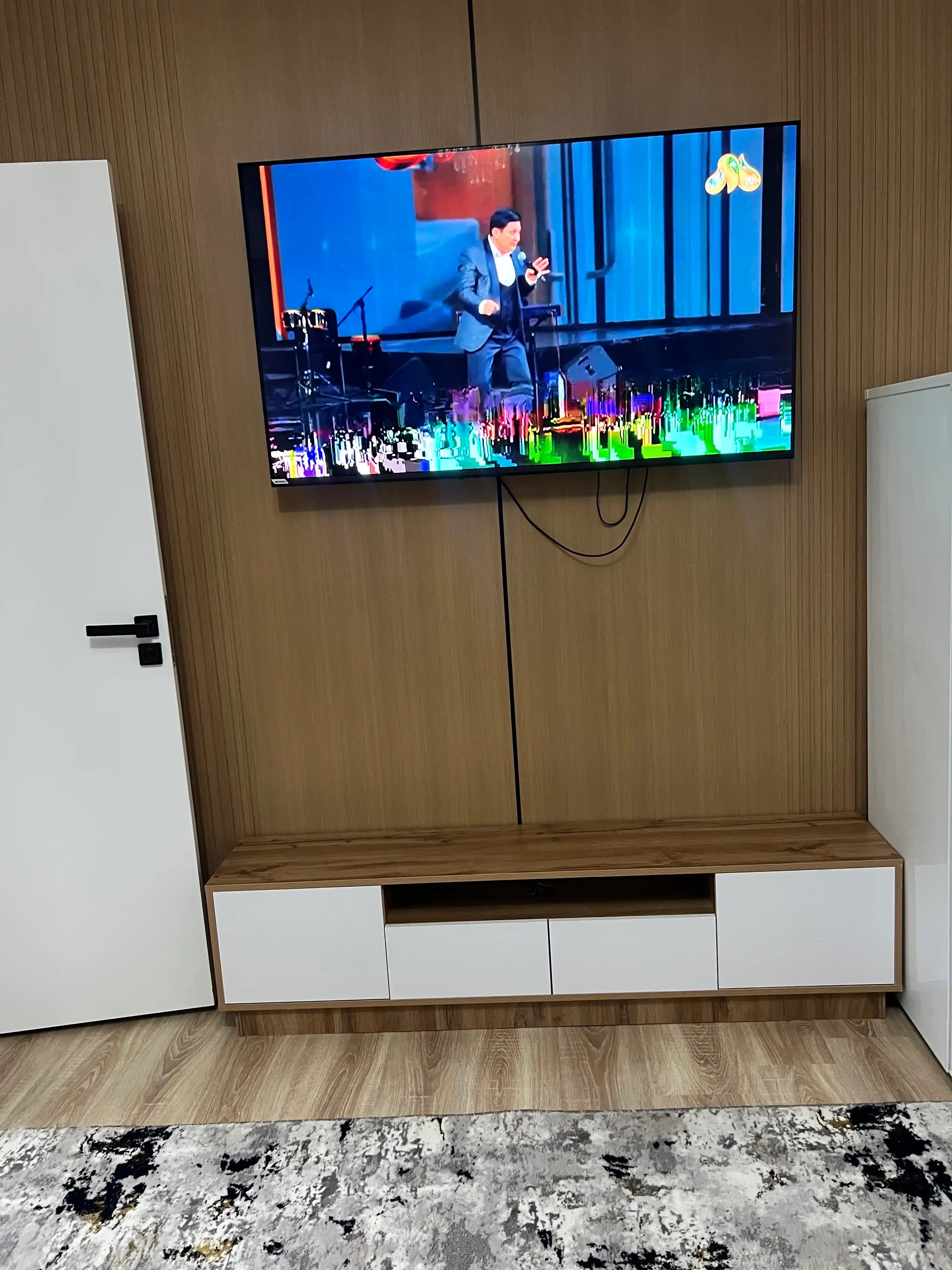 Televizor tagligi TV tumba TUN keng tokchalar bilan, to'liq yig'ilgan, 150/160/170x40x30sm