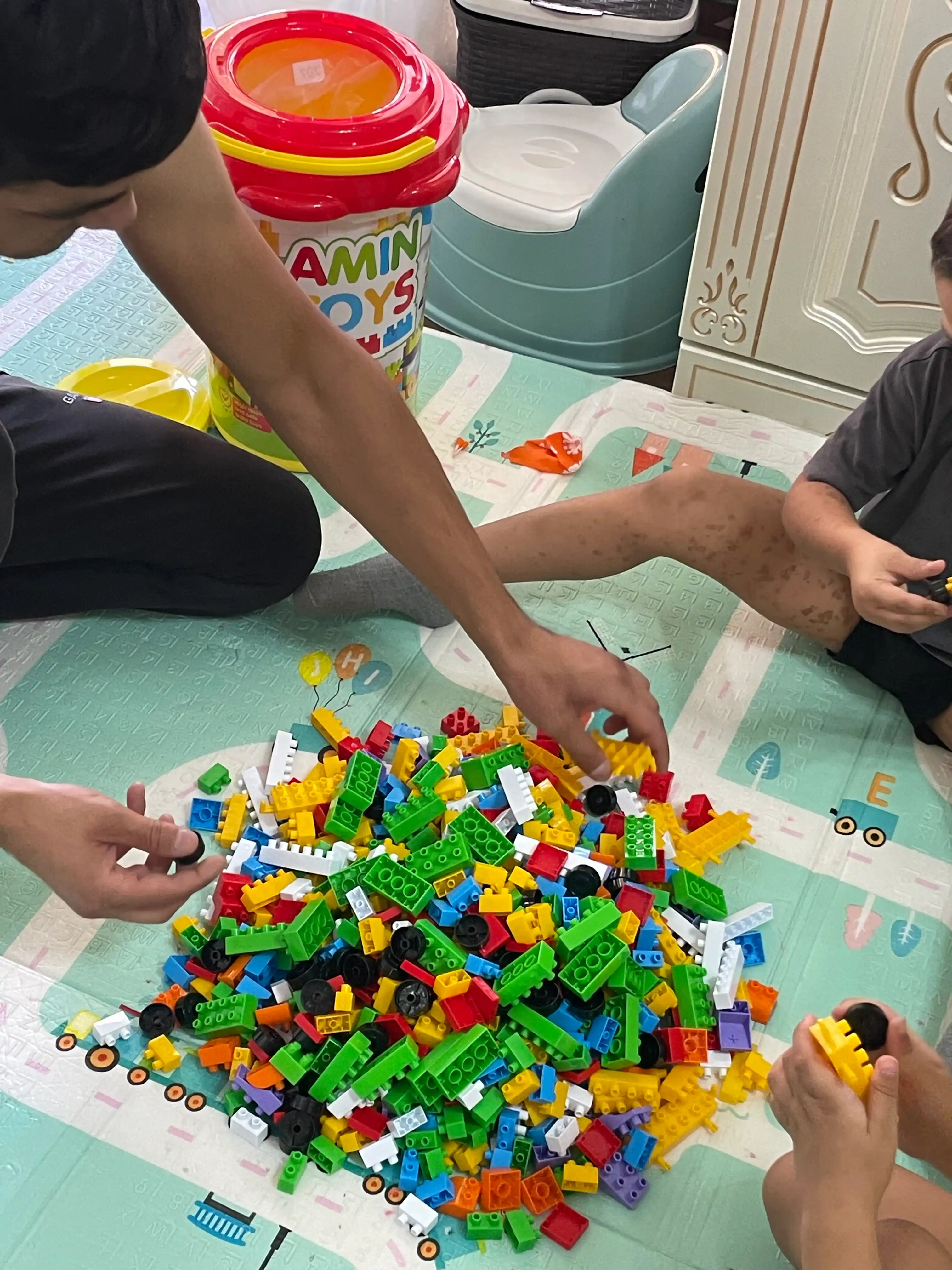 LEGO konstruktor, 707 dona detallardan iborat to‘plam