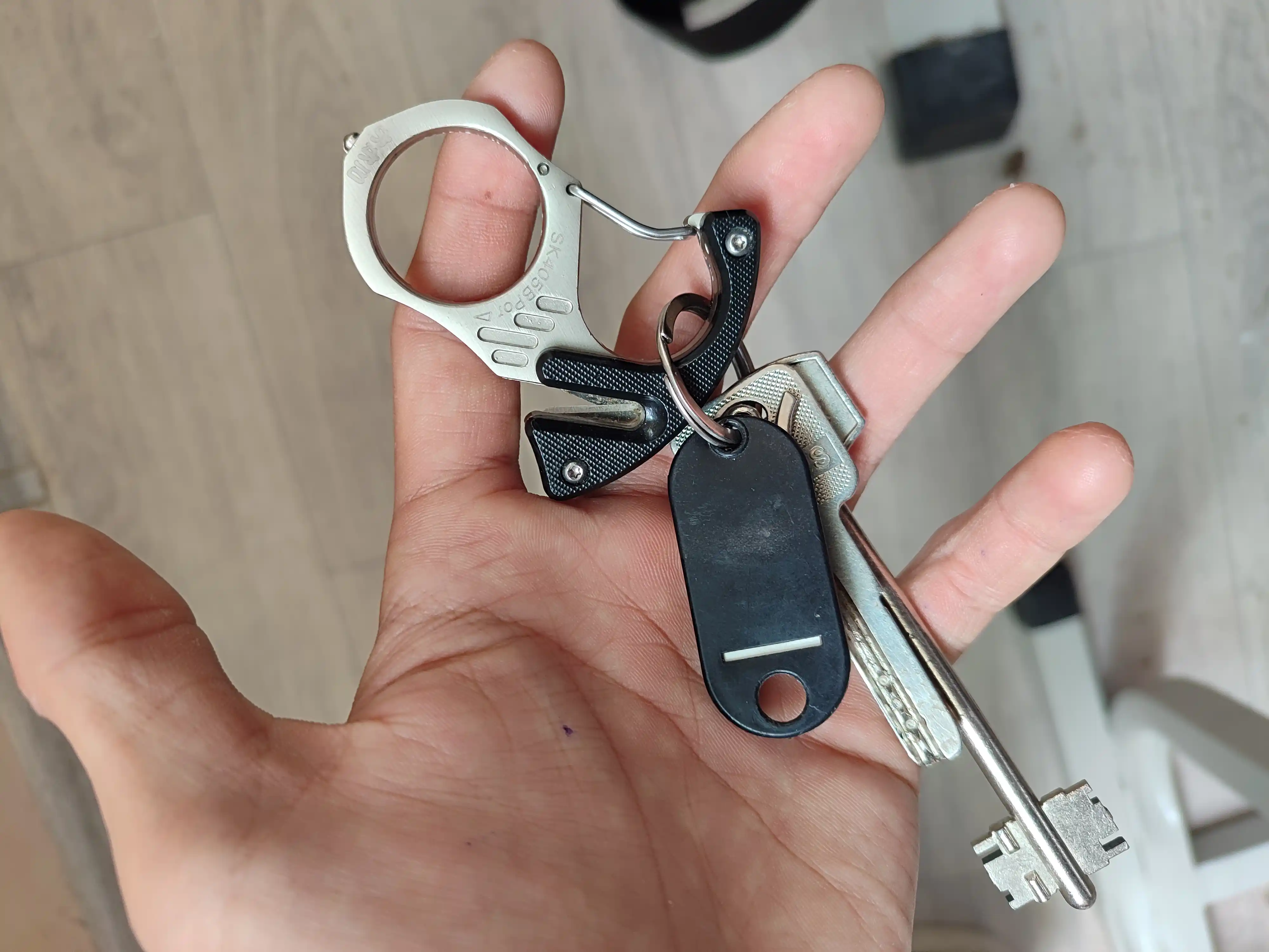 Kalit ilgich  ko‘p funksiyali metall brelok - mustahkam va qulay aksessuar