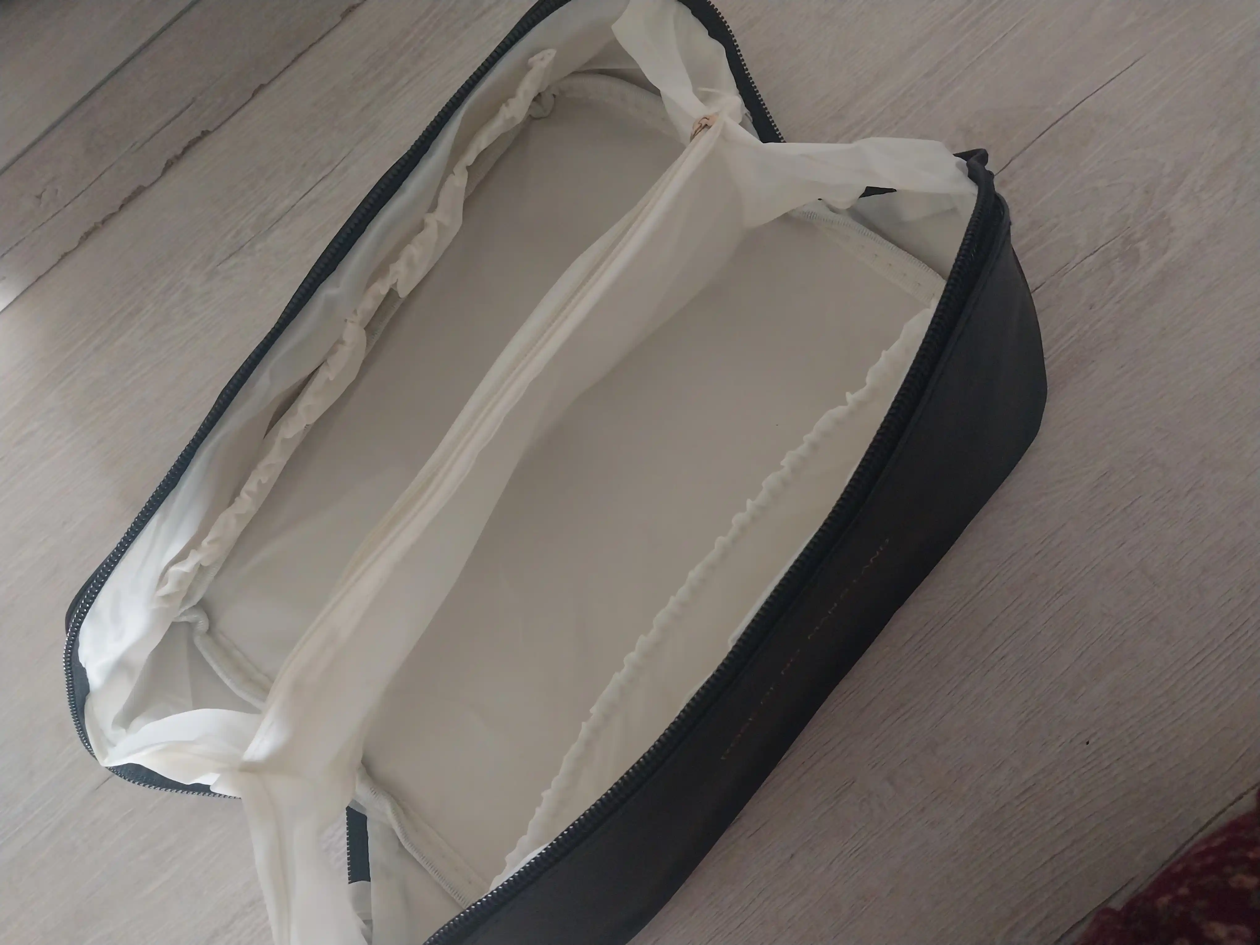 Ekocharmdan ayollar kosmetikasi, kosmetika uchun yo‘l organayzeri, sig‘imli