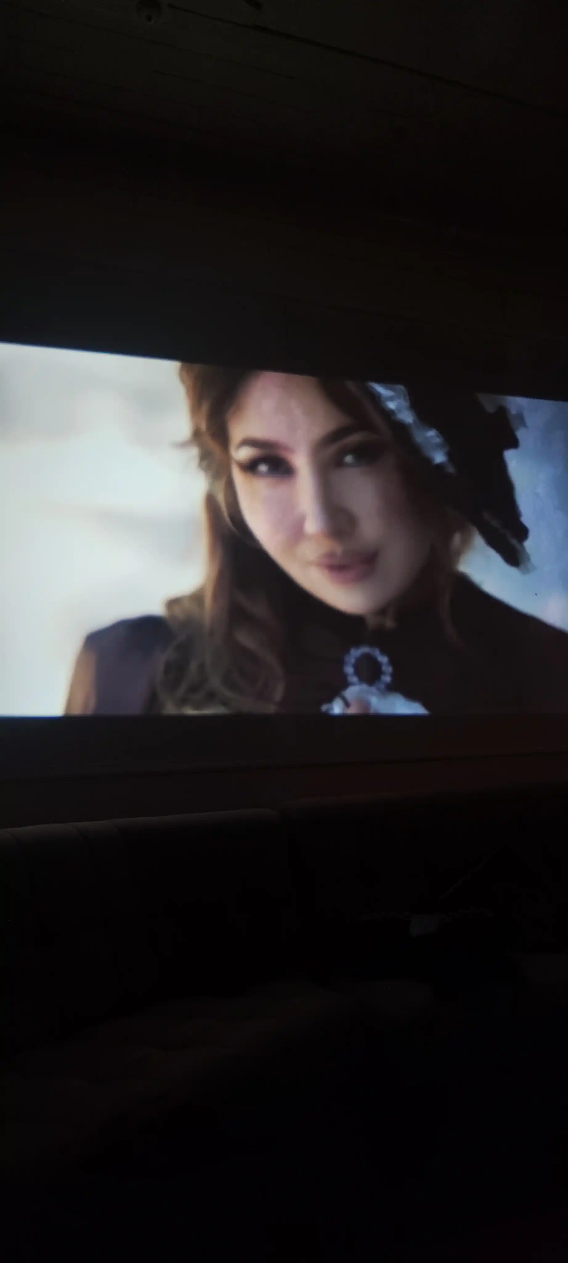 Multimedia proyektor USB bilan Full HD. Faqat fieshka uqiydi