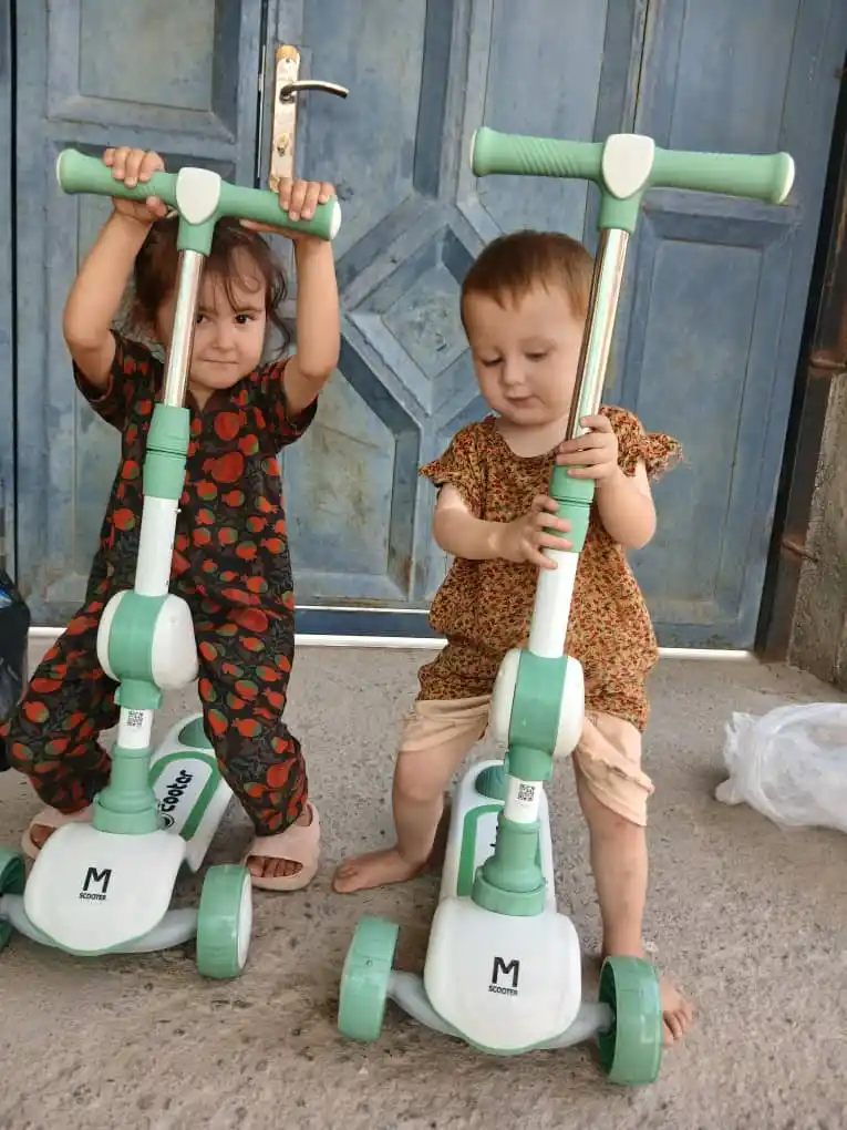 Uch g‘ildirakli, yorituvchi g‘ildirakli, yig‘iladigan, 50 kg gacha og‘irlikdagi bolalar samoketi