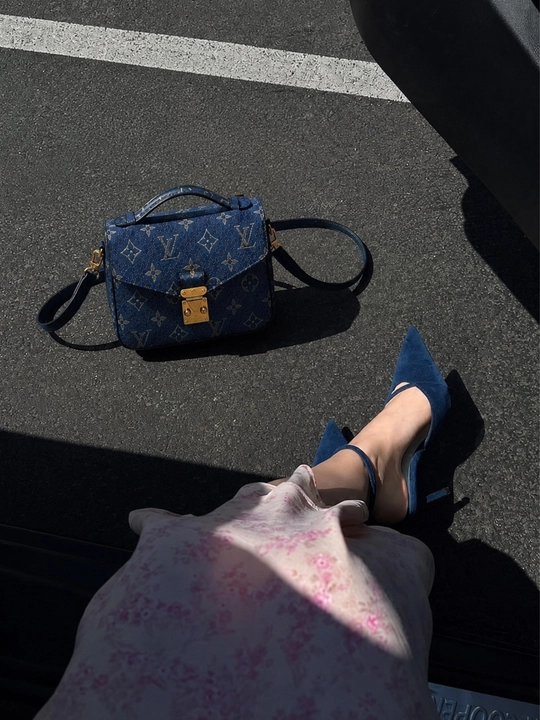 Louis Vuitton Pochette Métis ayollar sumkasi, ko‘k rangli monogram dizayn