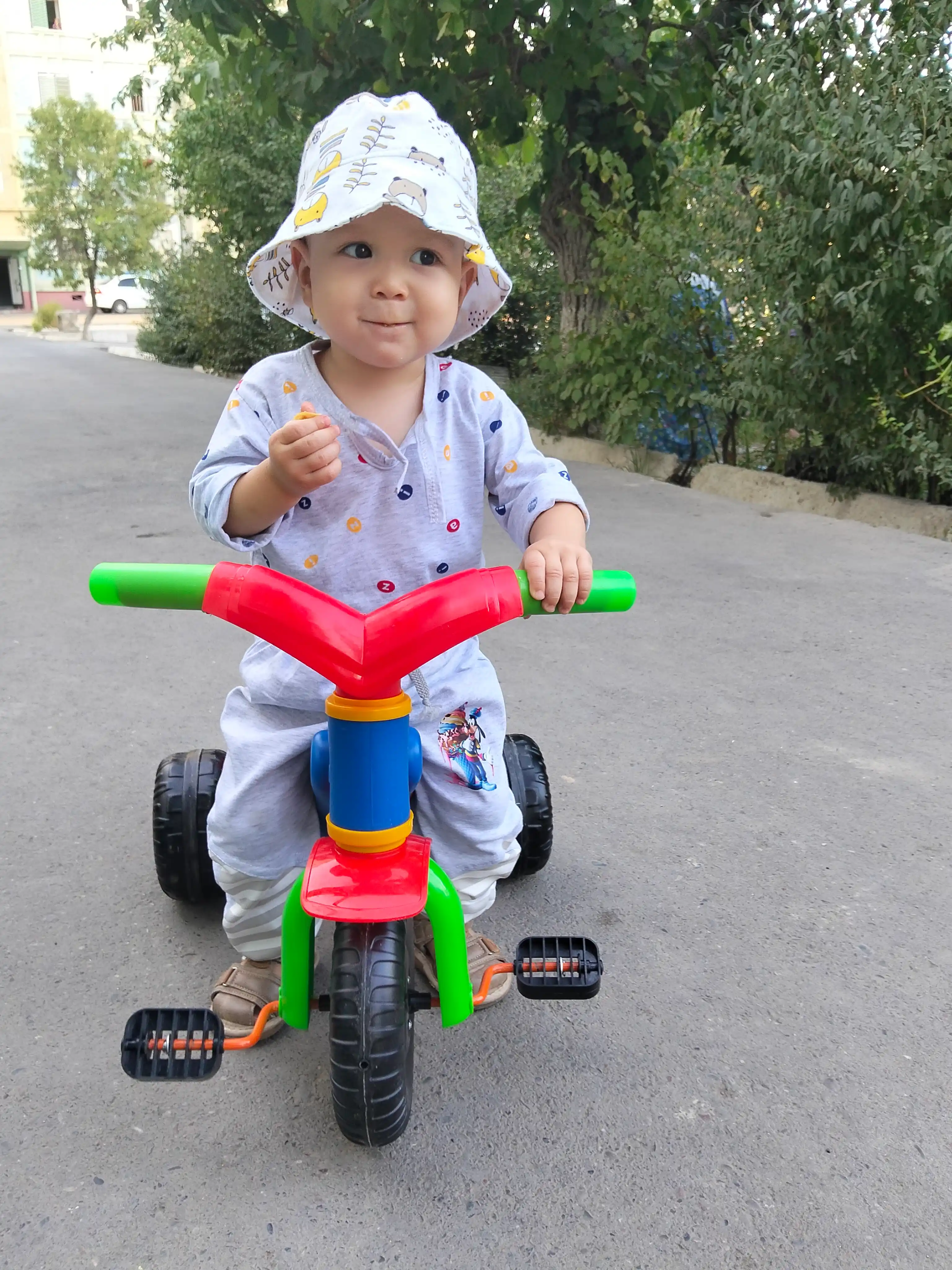 Bolalar uchun uch g'ildirakli velosiped savatli skuter
