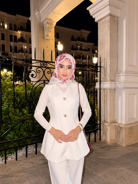 Ayollar uchun bej rangli klassik kostyum, nimcha va nafis shim to‘plami