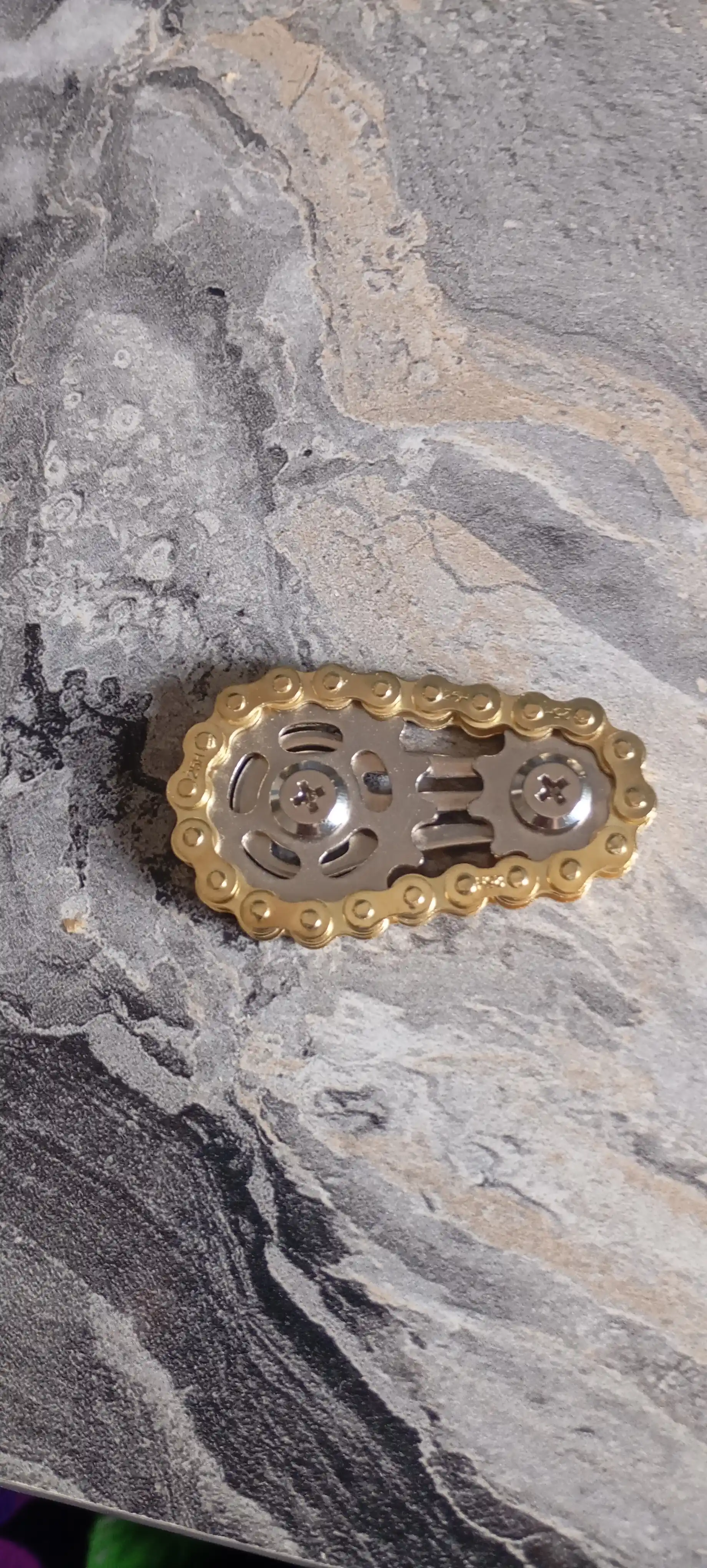 Metall antistress spinner zanjirli va tishli, qo‘l uchun dumaloq fidjet spinner