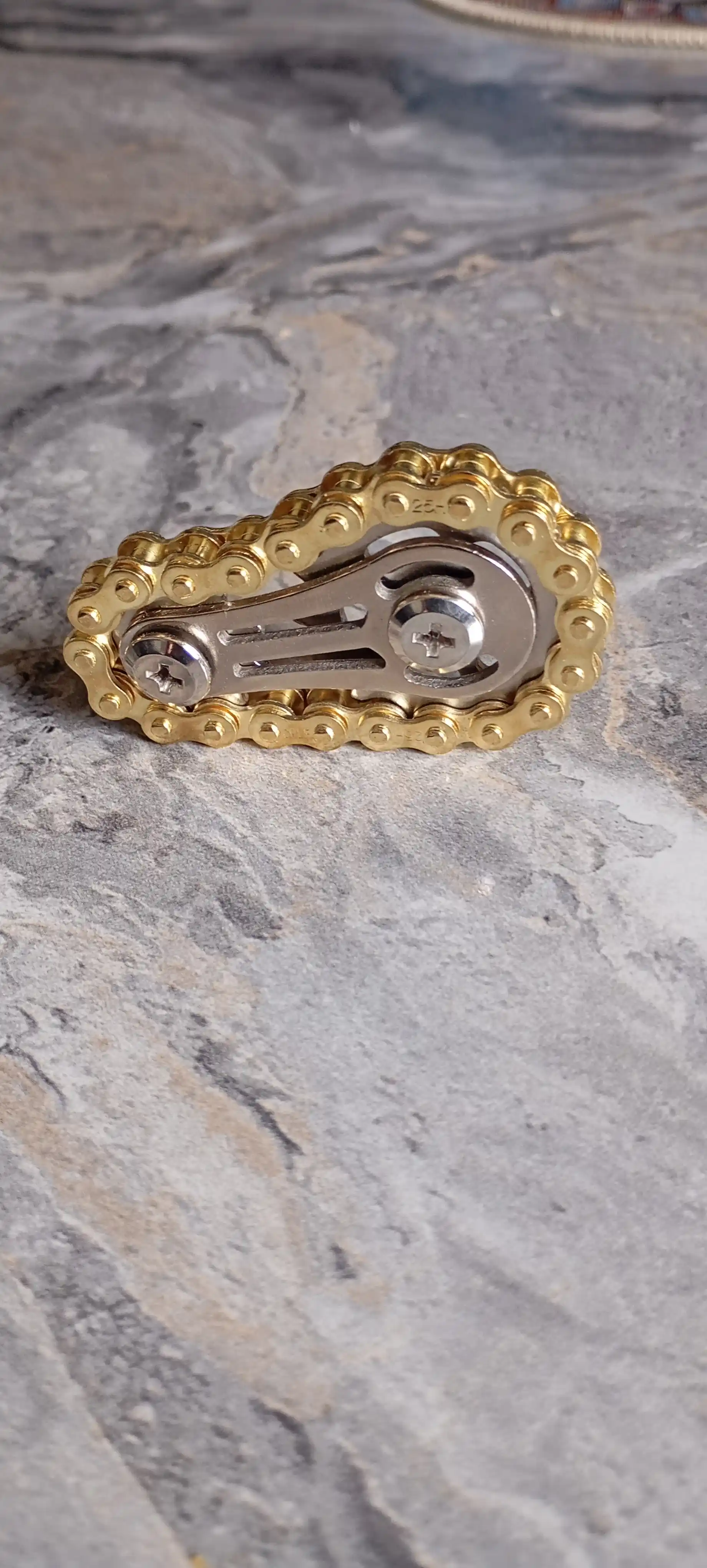 Metall antistress spinner zanjirli va tishli, qo‘l uchun dumaloq fidjet spinner