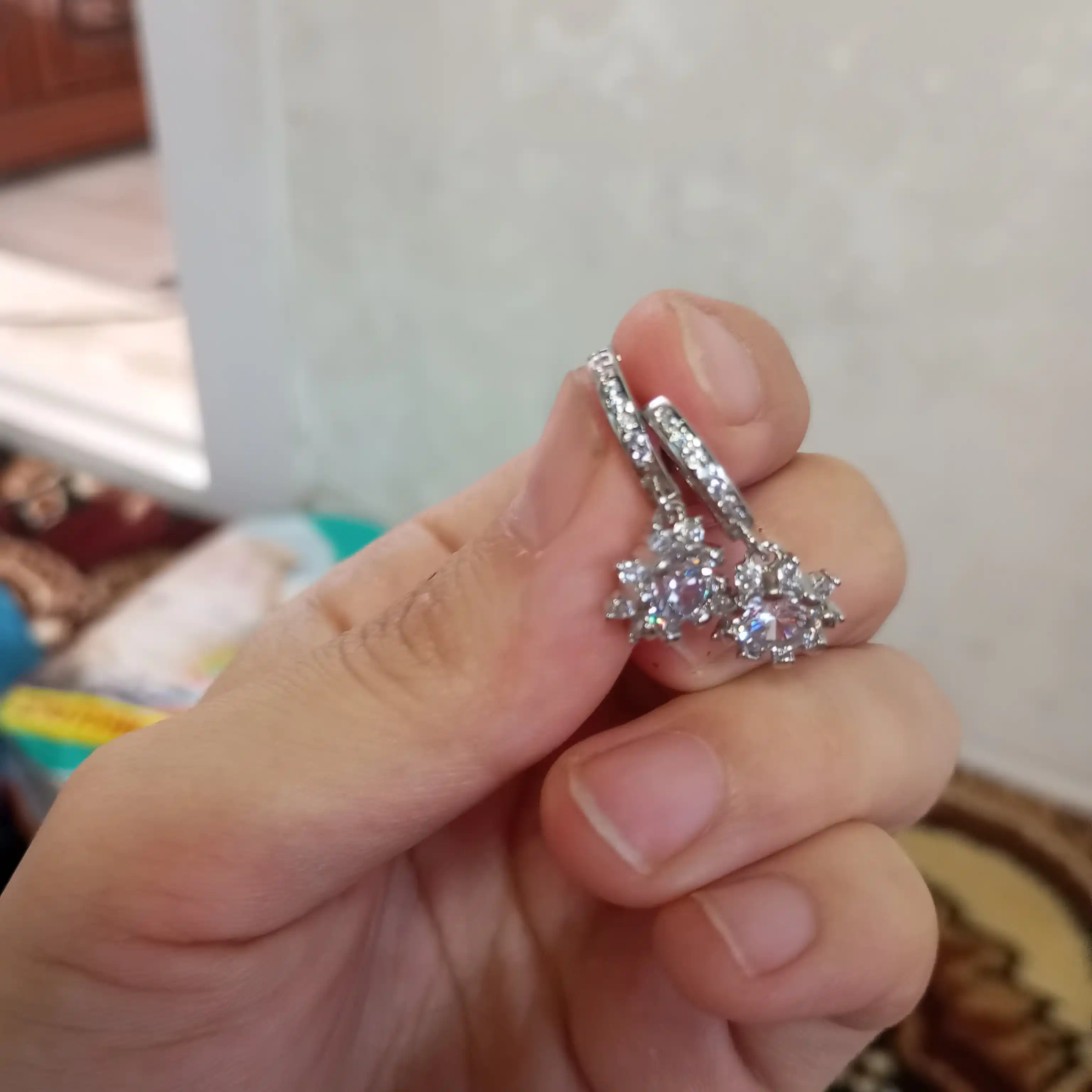 Серьги маленькие на гвоздиках, в виде сердечка, лепестка, циркония, изумруда