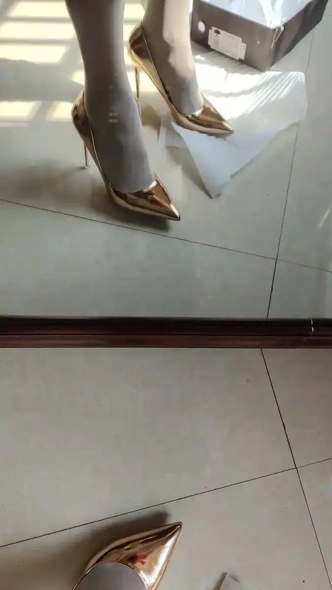 Ayollar poyabzali, klassik, baland poshnali, yaltiroq qoplamali, kechalar va to‘ylar uchun