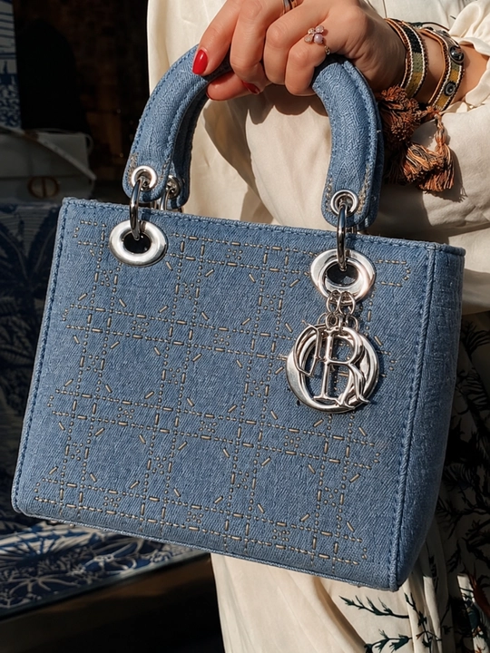 Ayollar uchun ko‘k denim sumka, qo‘l va yelka tasmasi bilan