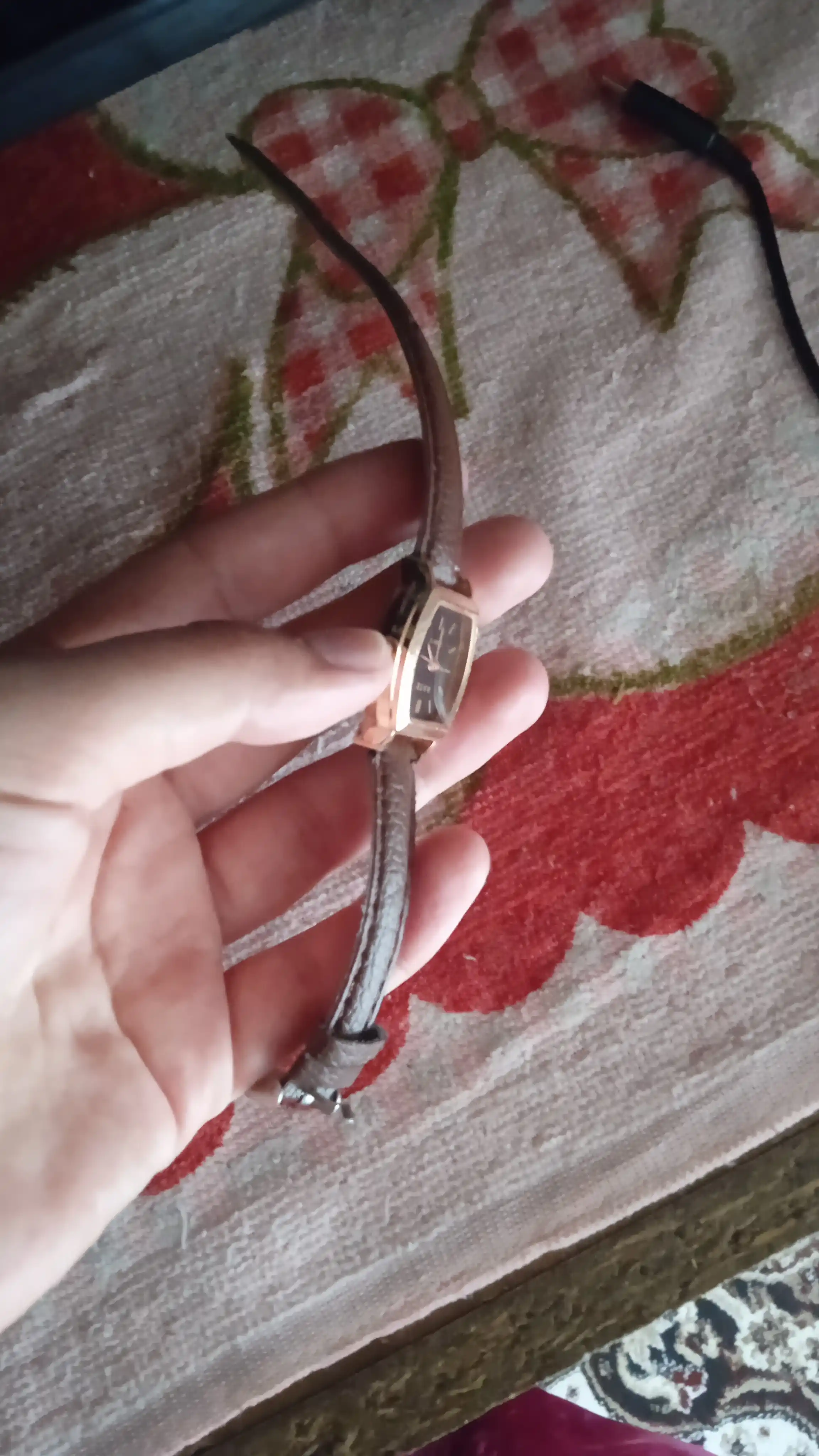 Ayollar qo‘l soati RATE charm kamarli, kvarts mexanizmli, klassik dizayn