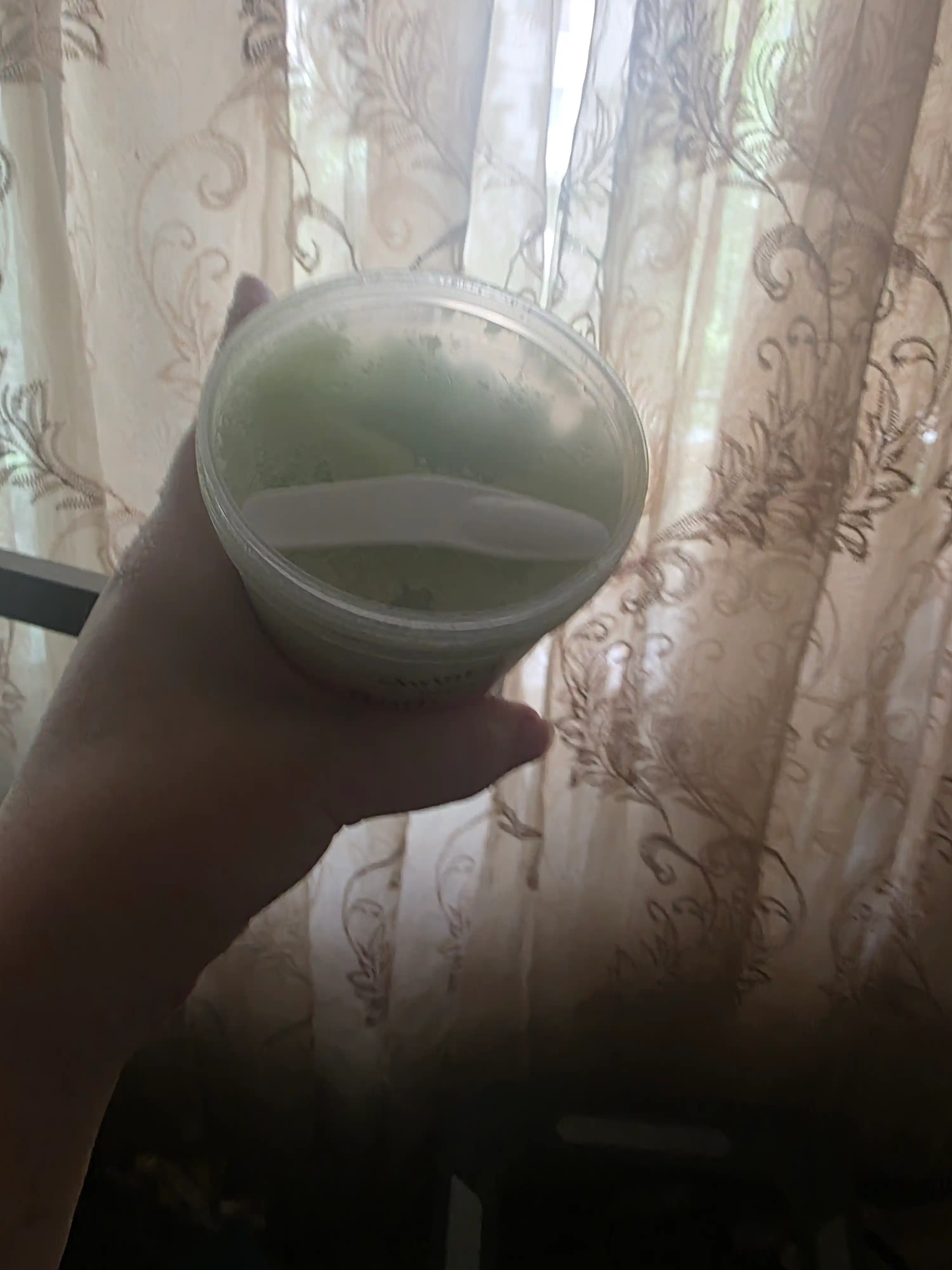 Dengiz tuzi va yashil choy tana skrabi, g‘ovaklarni toraytirish va yog‘ miqdorini