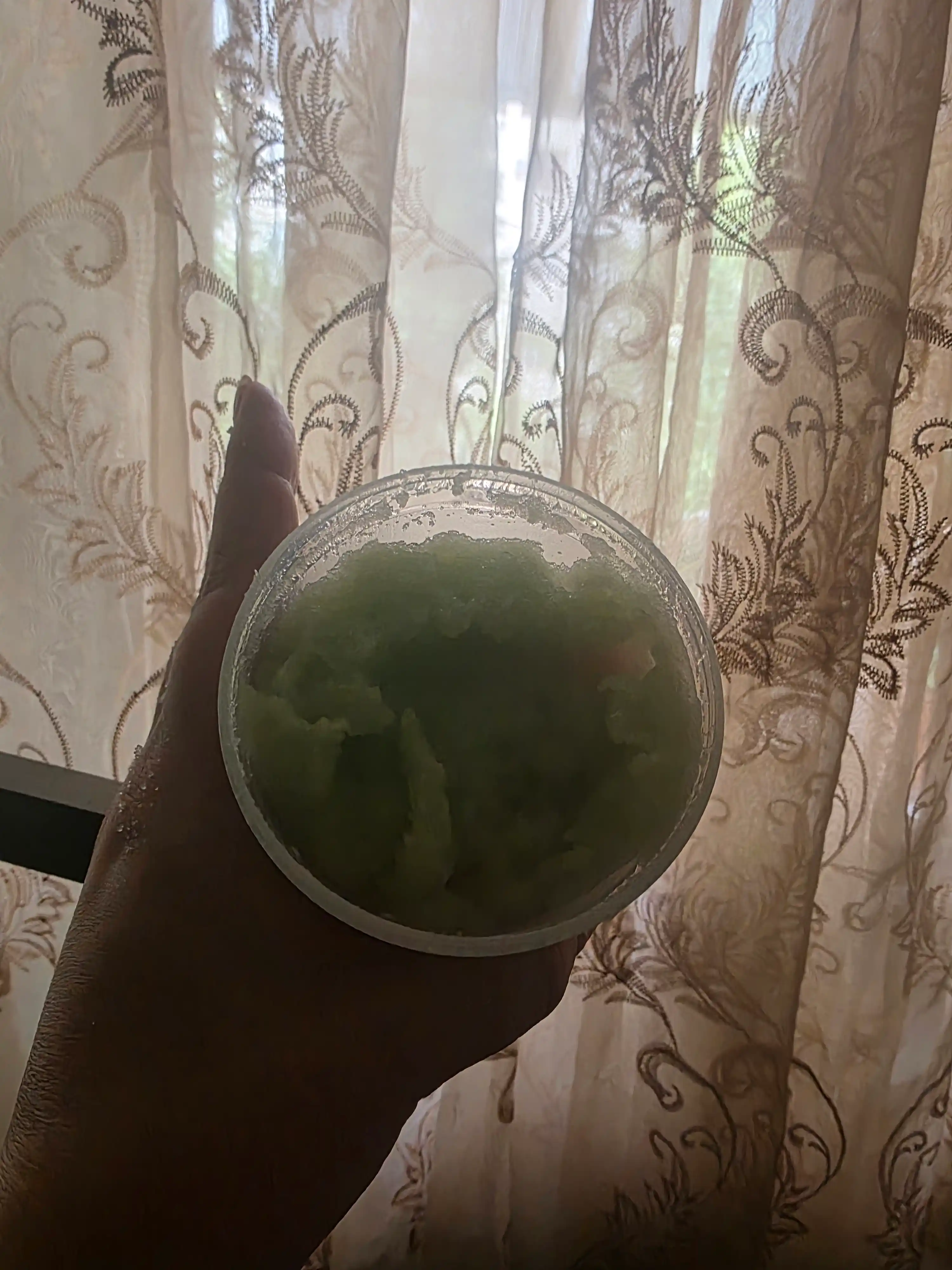 Dengiz tuzi va yashil choy tana skrabi, g‘ovaklarni toraytirish va yog‘ miqdorini