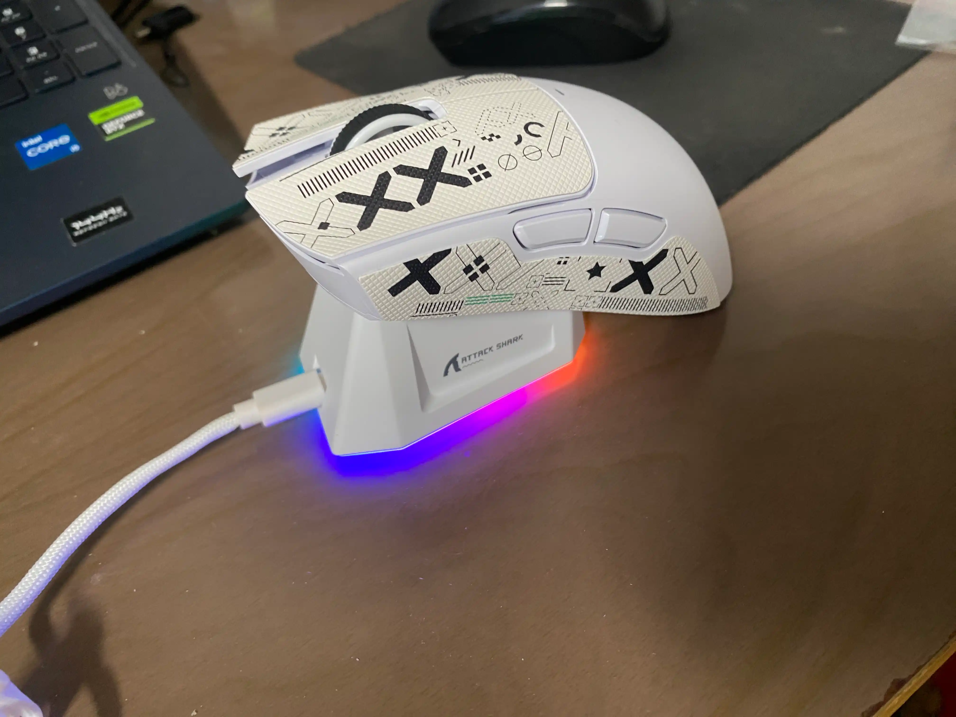 RGB o'rnatish stantsiyasiga ega kompyuter uchun X11 simsiz o'yin sichqonchasi