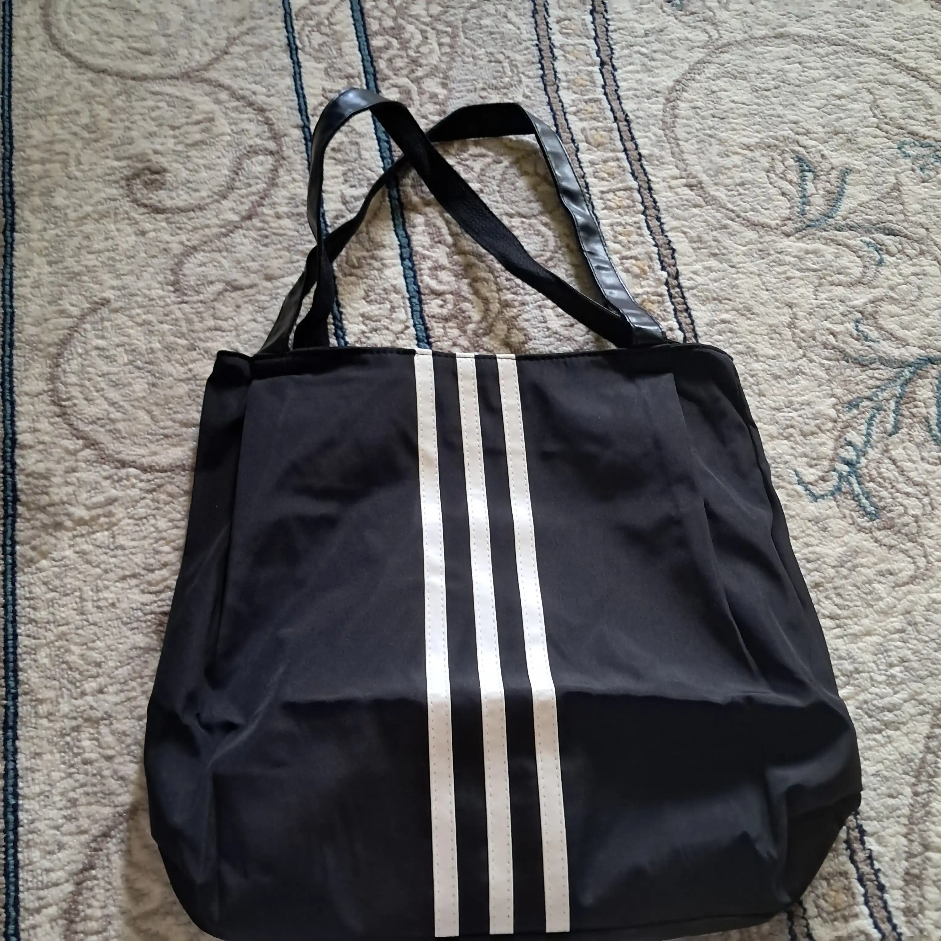 Katta ayollar uchun qora shopper sumka, yelkaga osib taqiladigan, ish va o‘qish uchun, A4