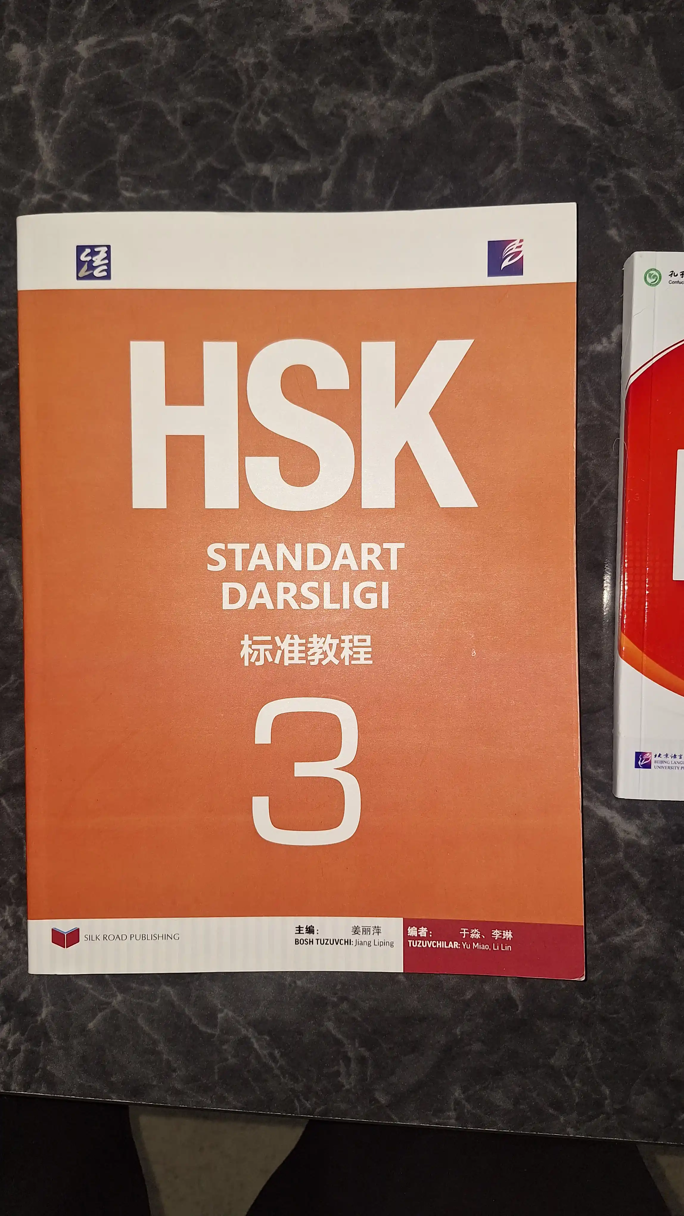 HSK 3 uchun rasmiy darslik — xitoy tili imtihoniga to‘liq tayyorlov (xitoycha-o‘zbekcha)