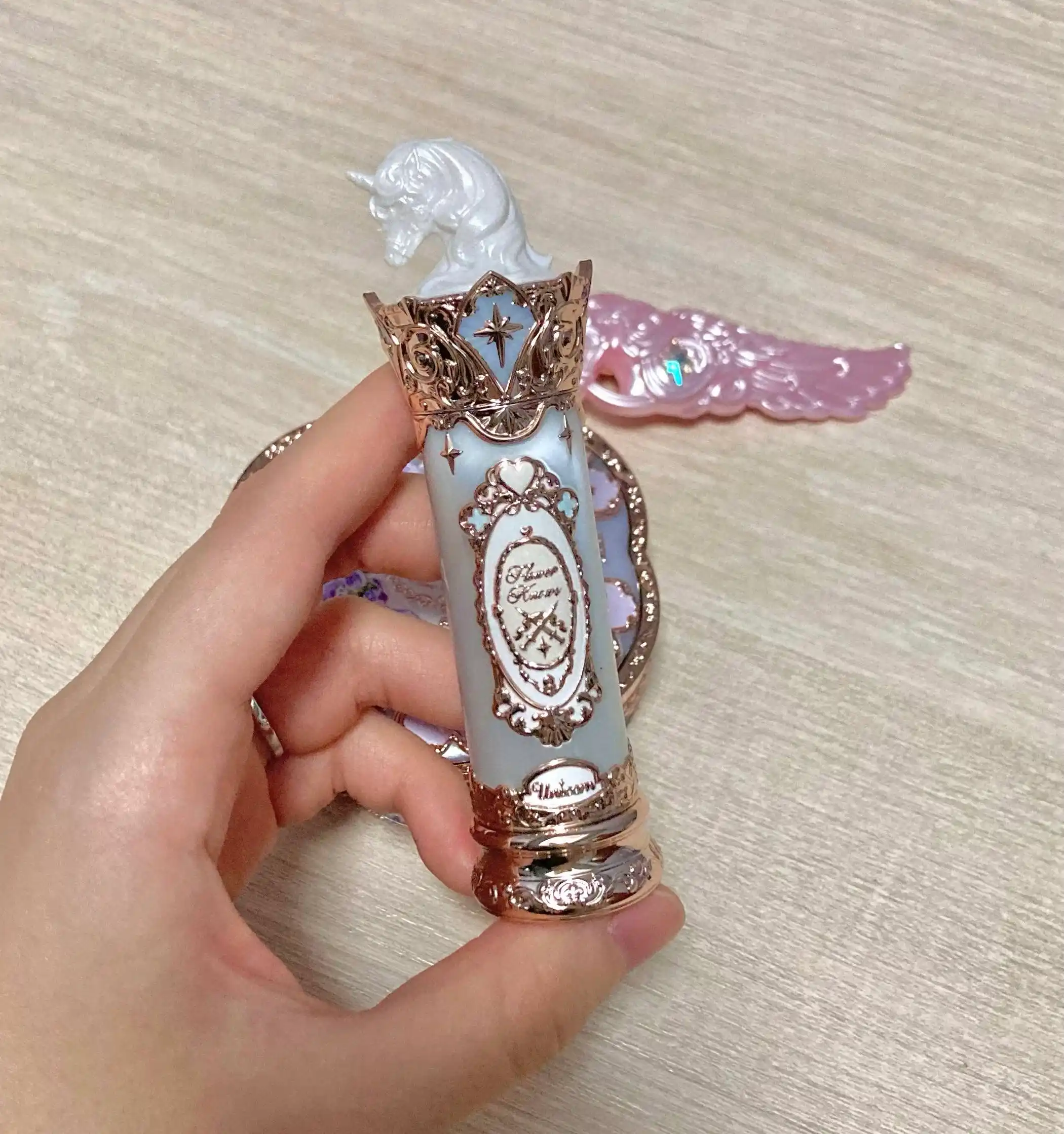 Flower Knows Помада Knight Unicorn с глянцевым финишем и эффектом сияния губ
