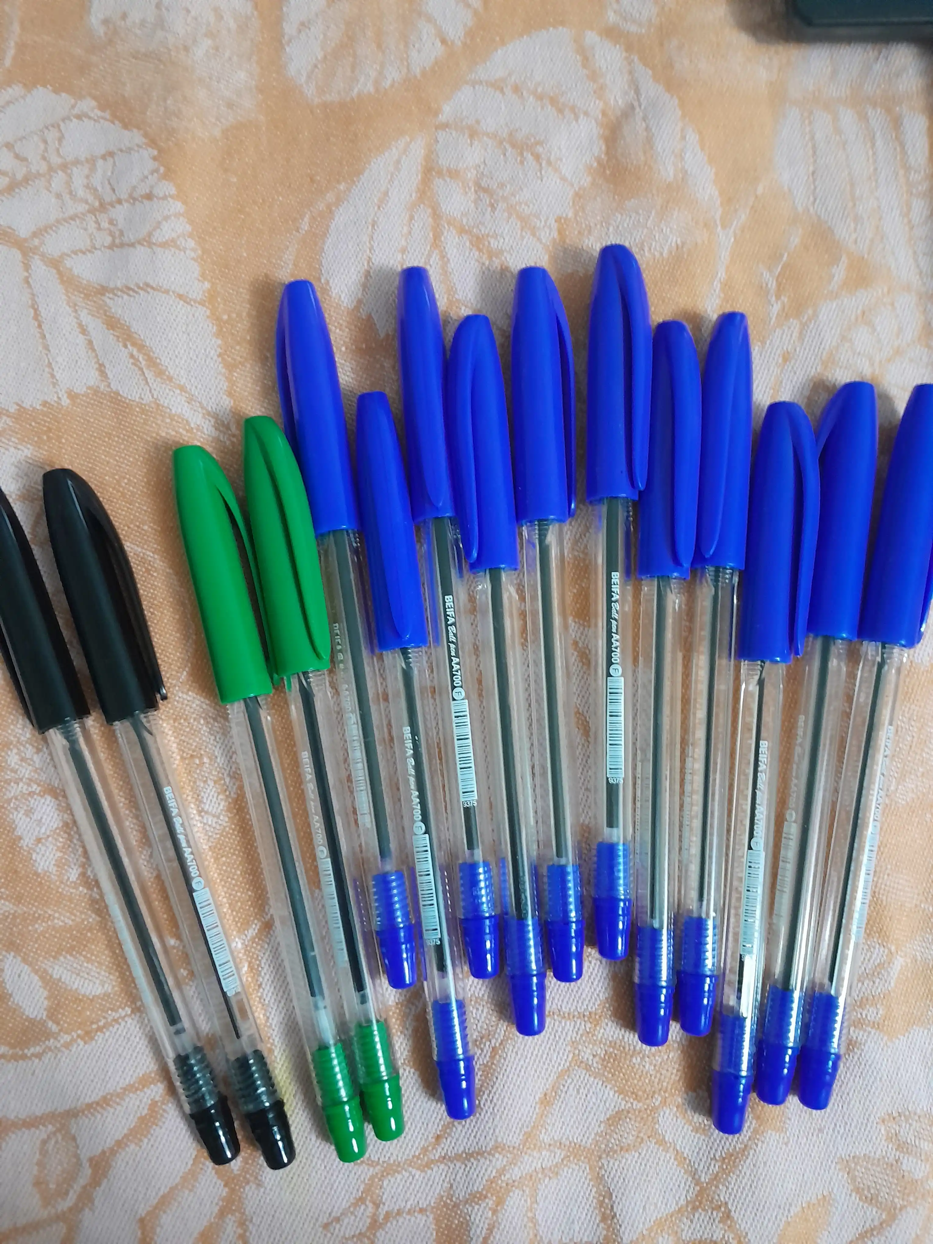 Sharikli ruchka Beifa AA700-50B, to‘plamda 15 dona, 11 ko‘k, 2 qora, 2 yashil