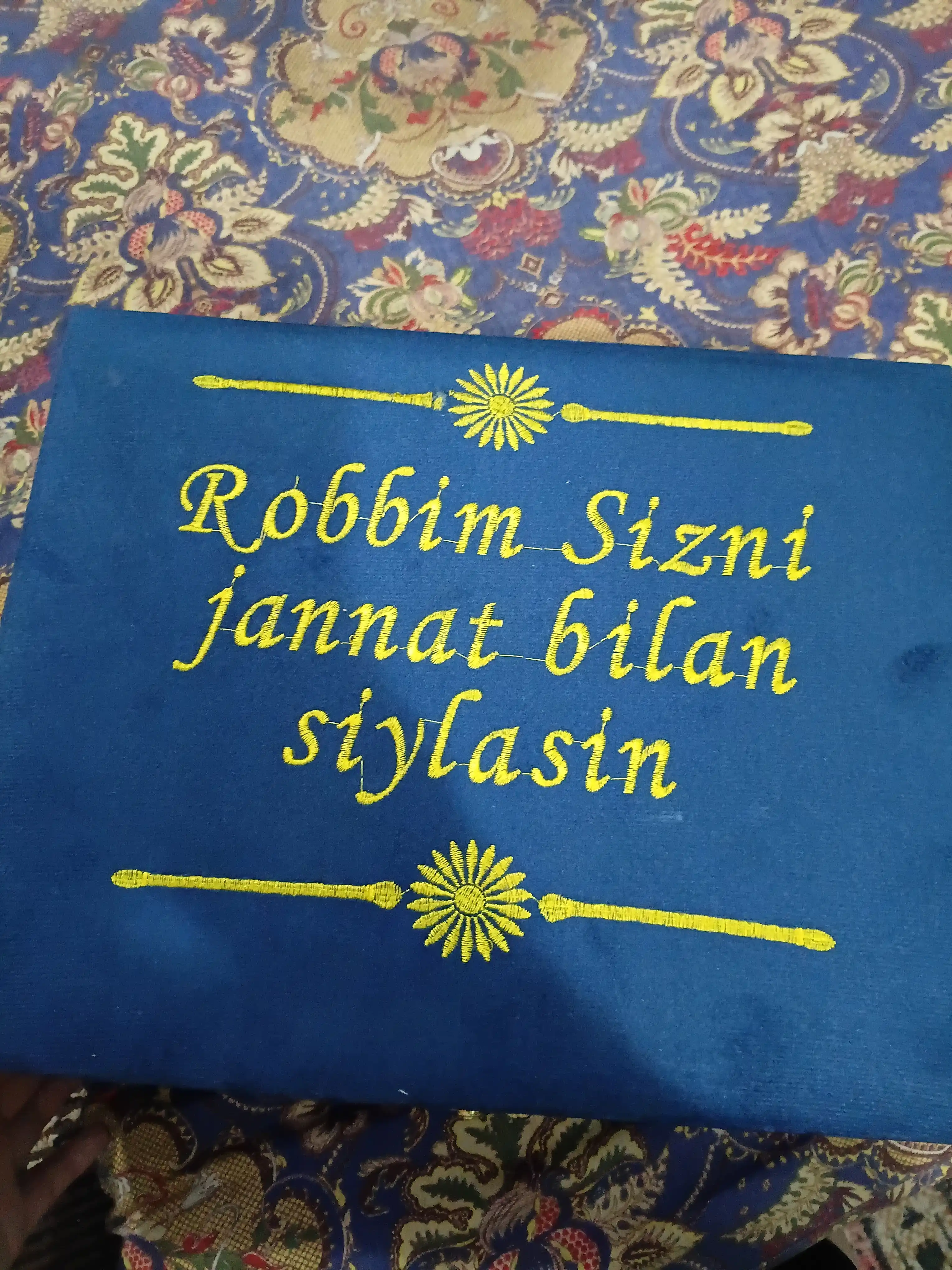 Diniy to'plam ibodat , Arabcha Qur'oni kitobi, joynamoz, tasbeh, zam zam - sovg'a qutisida
