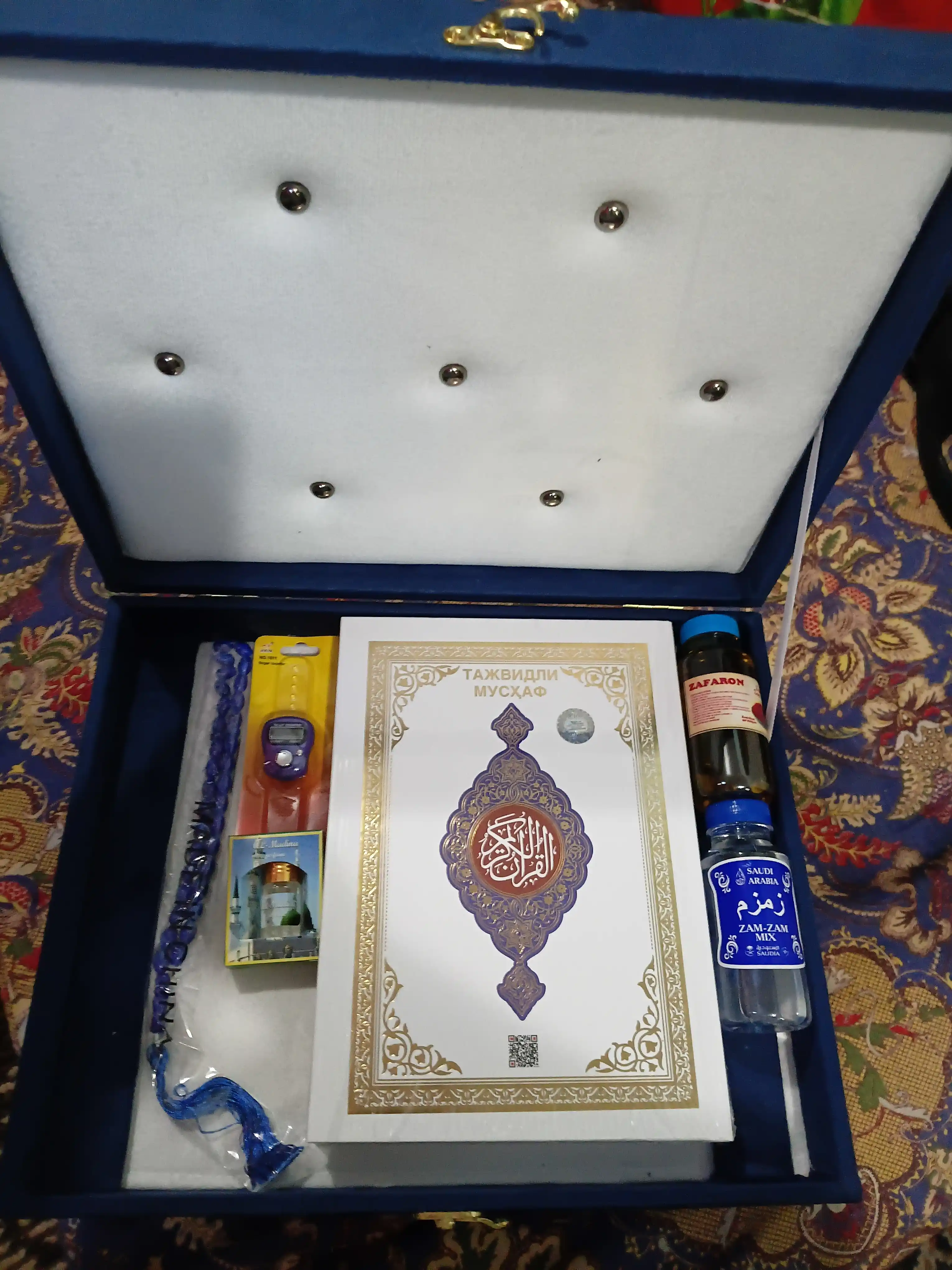 Diniy to'plam ibodat , Arabcha Qur'oni kitobi, joynamoz, tasbeh, zam zam - sovg'a qutisida