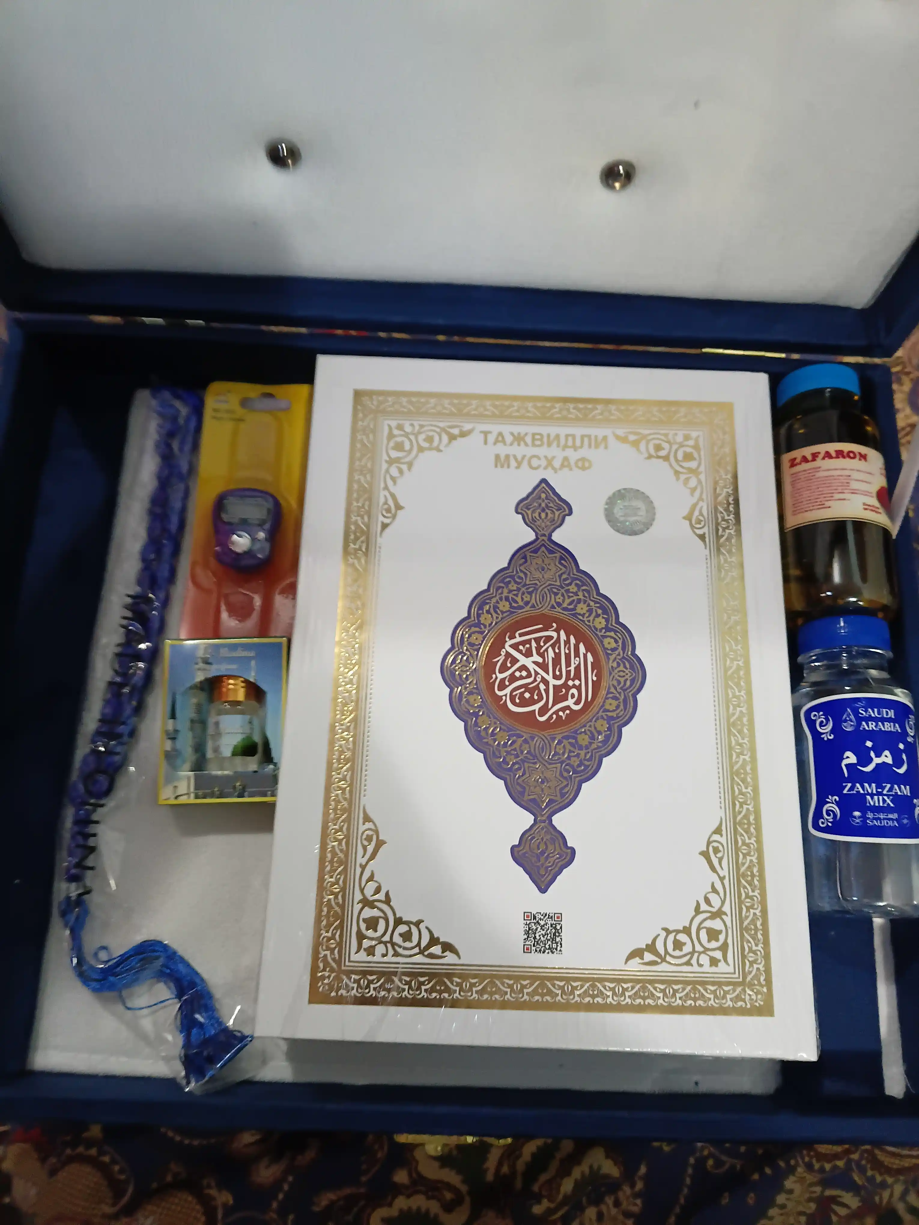 Diniy to'plam ibodat , Arabcha Qur'oni kitobi, joynamoz, tasbeh, zam zam - sovg'a qutisida