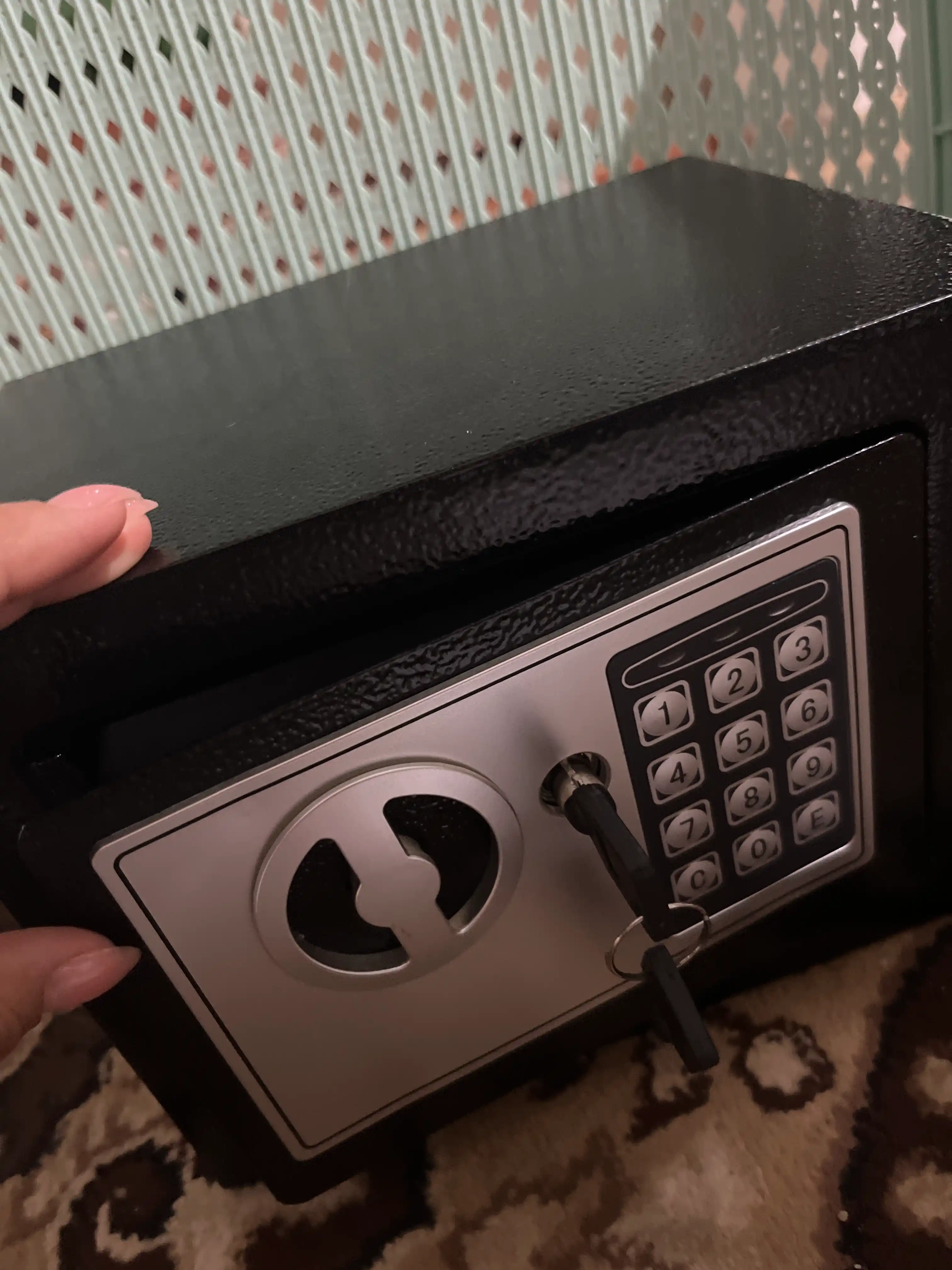 Mini seyf uy va ofis uchun, elektron zamok va kaliti bilan 23x17x17