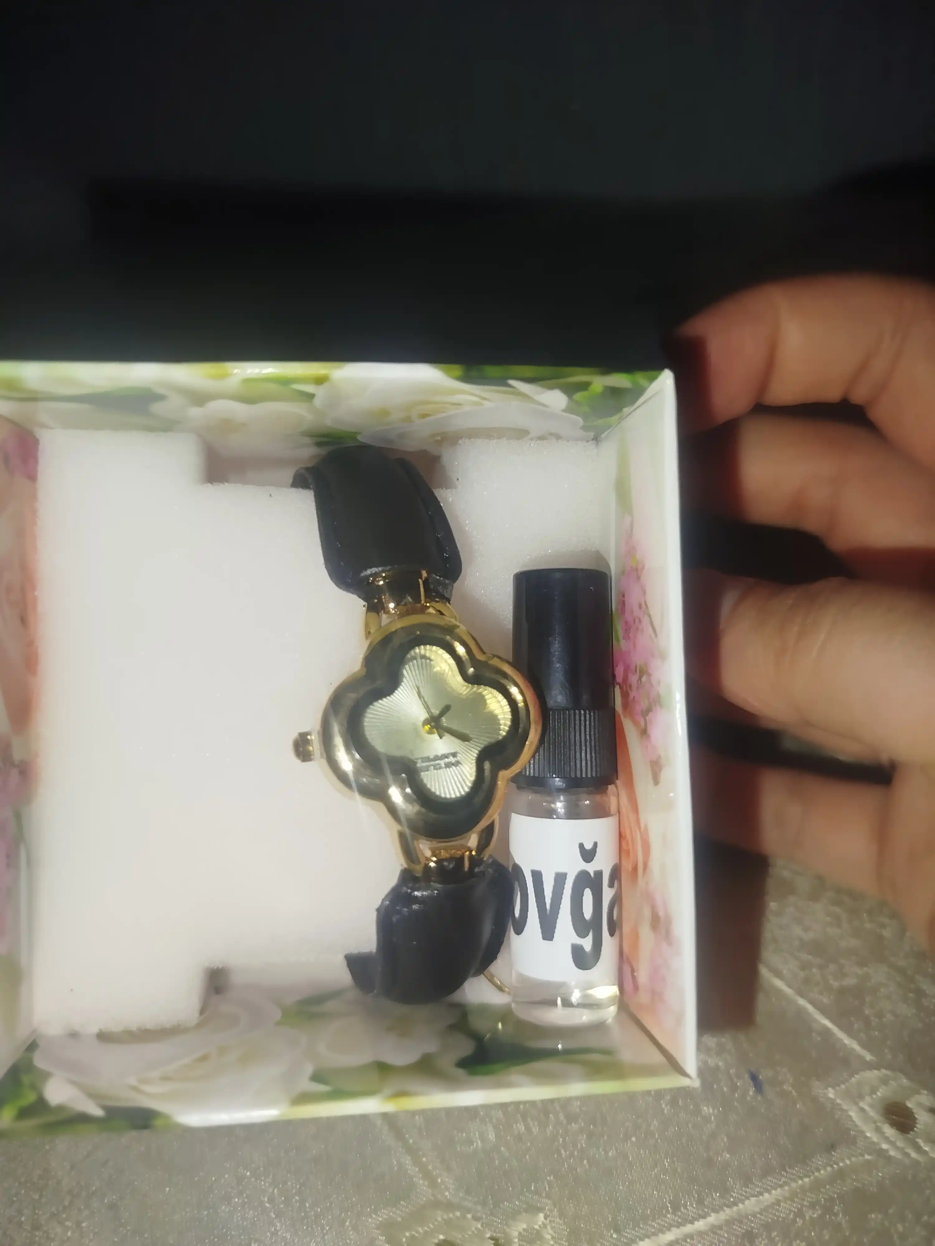 Qo'l soat ayollar uchun, charm tasmali kvars mexanizmli. Ayollar soati sovg'a qutisida
